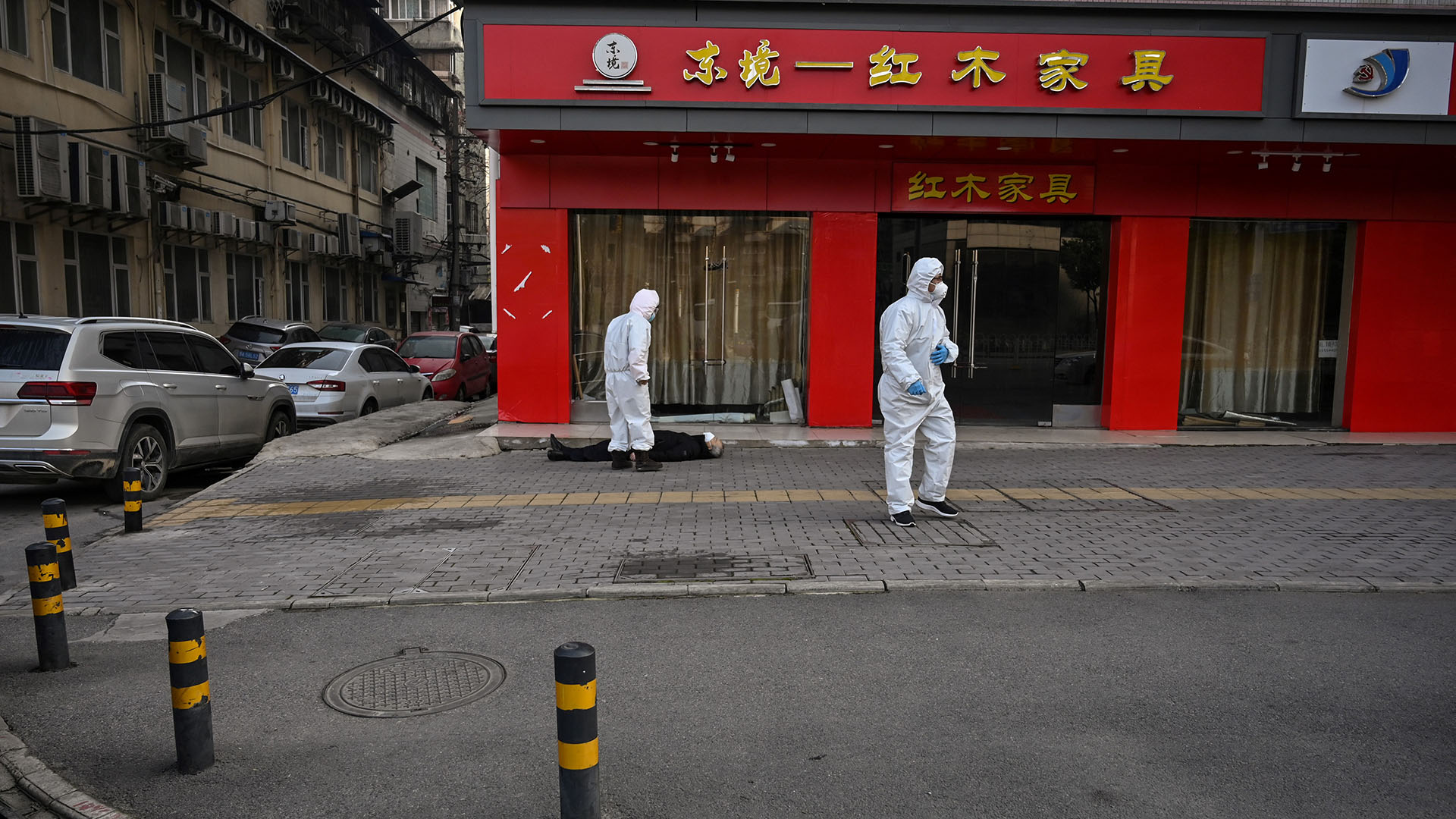 Esta imagen de un hombre muerto en plena calle en Wuhan, el 30 de enero pasado, conmocionó al mundo. Para entonces, sólo en China había casos de coronavirus