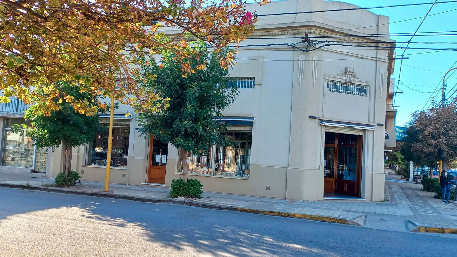 La fachada actual del bazar El Mundial, en Tres Arroyos (Marcela Vázquez)