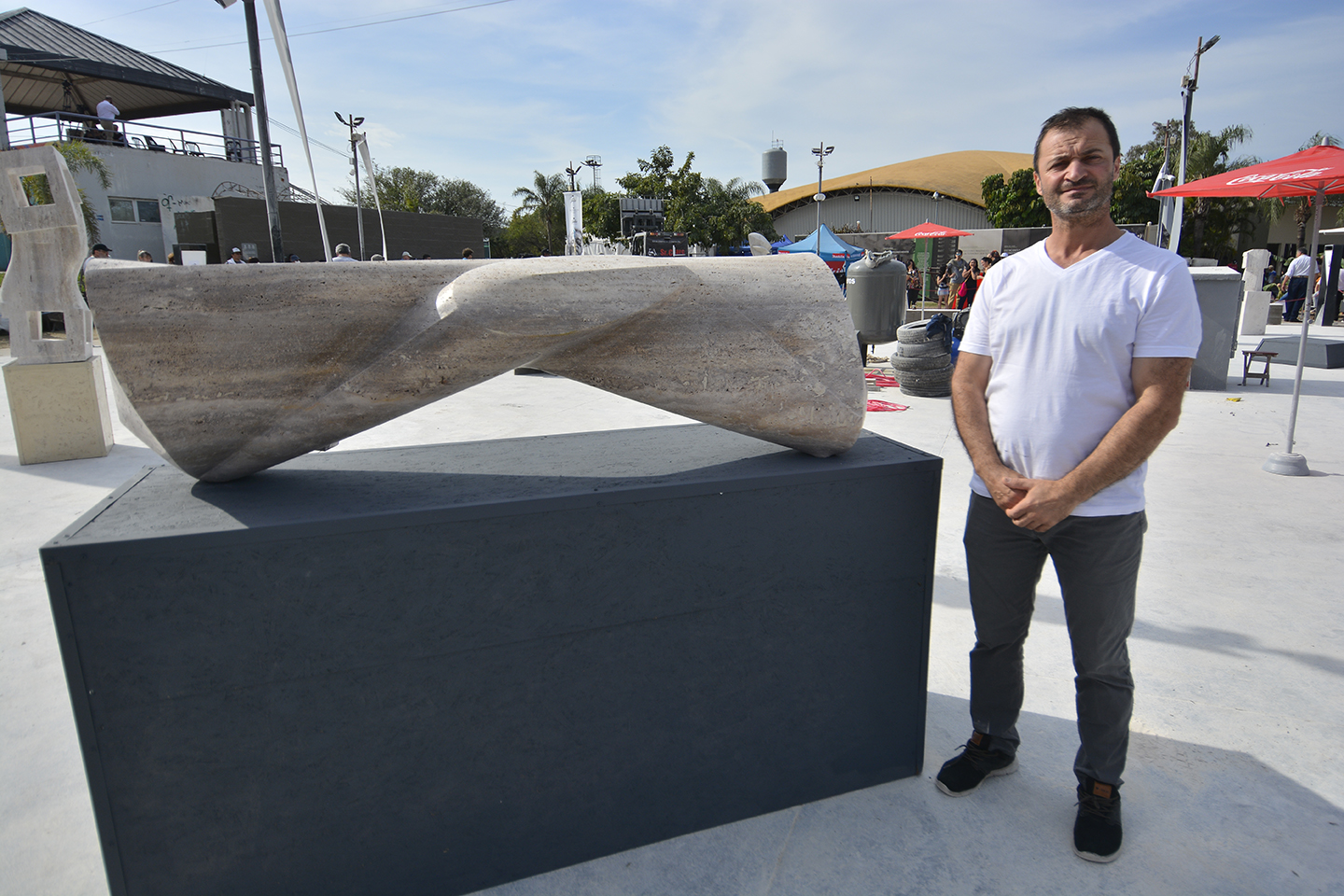 El artista rumano Petre Virgiliu Mogosanu y la obra con la que se consagró ganador de la Bienal Internacional de Escultura 2022 en Chaco