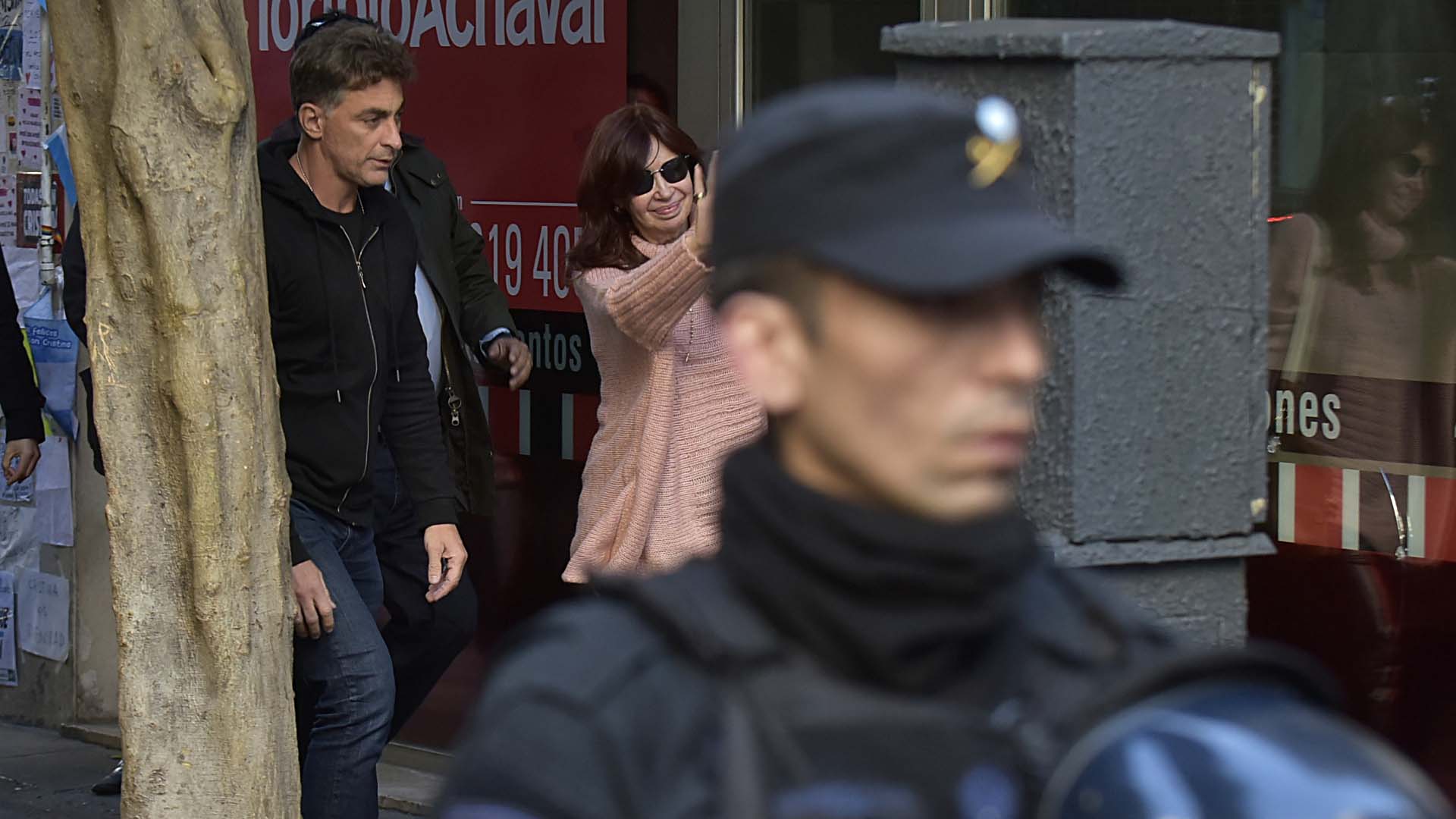Cristina Kirchner saliendo de su departamento al dia siguiente del ataque (Gustavo Gavotti)