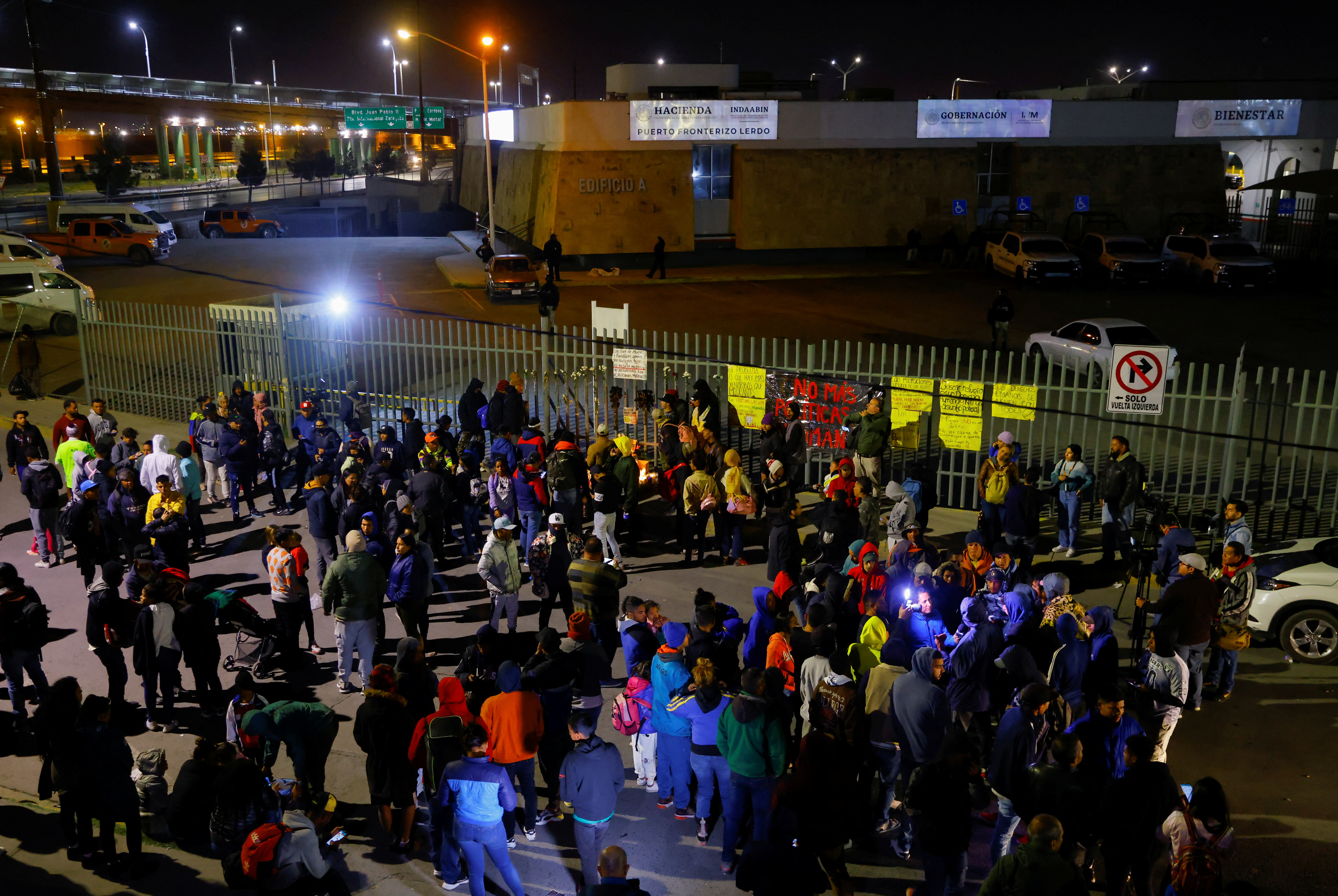 Migrantes mantuvieron vigilia en el centro migratorio de Ciudad Juarez, por la muerte de los 39 migrantes (REUTERS/Jose Luis Gonzalez)