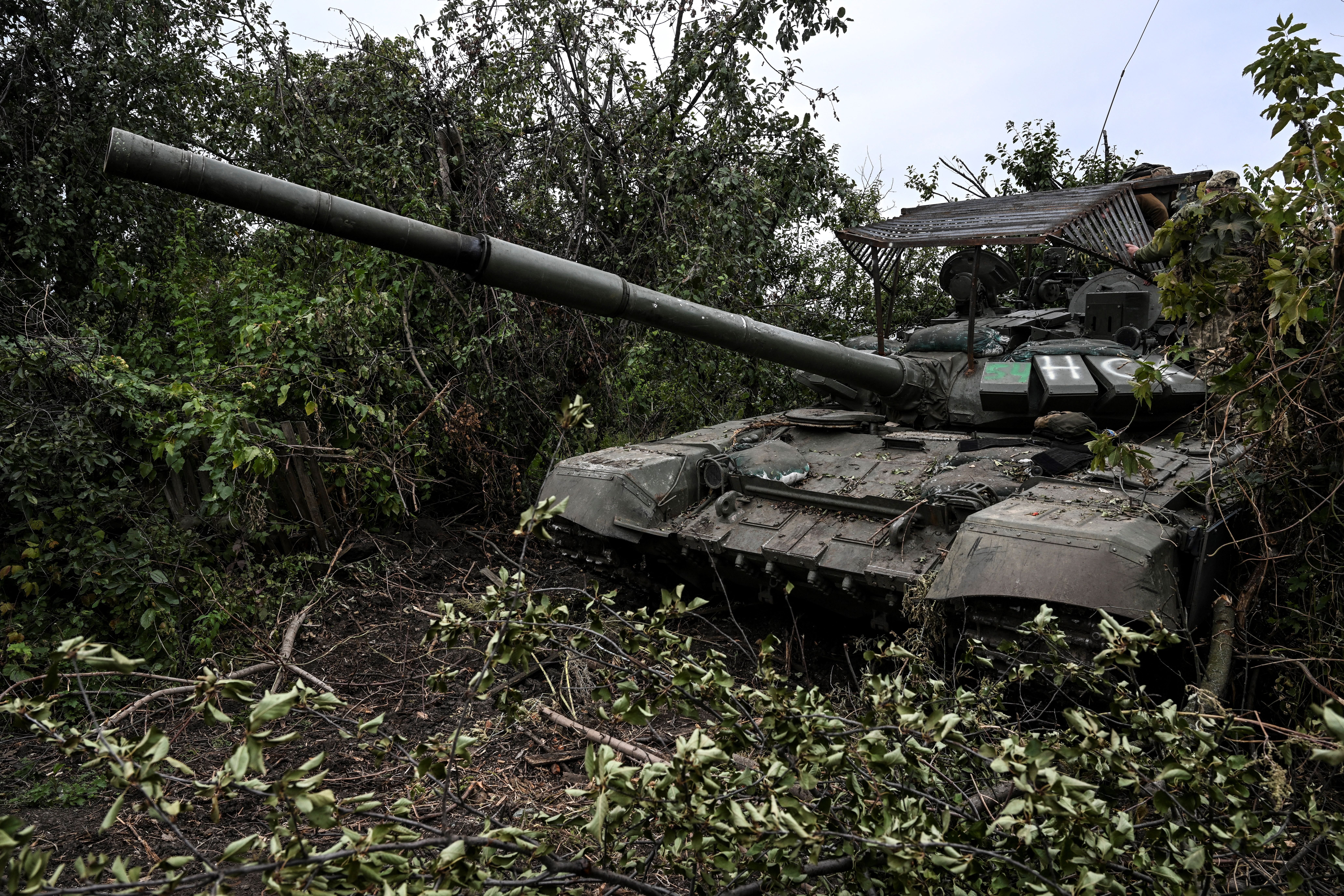 Un tanque ruso abandonado en Izyum, región de Kharkiv (Photo by Juan BARRETO / AFP)