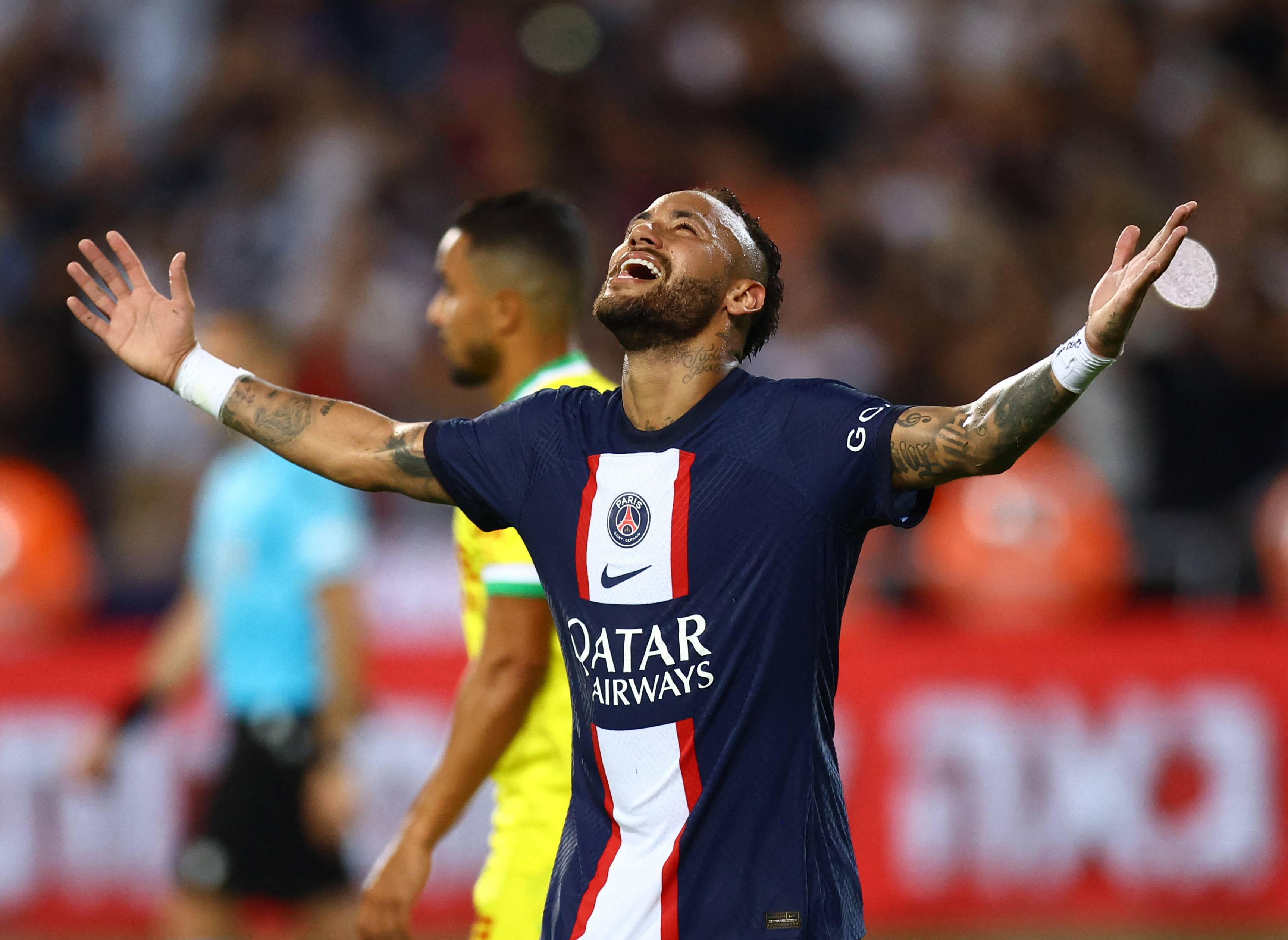 Neymar regaló dos goles; el primero, tras un soberbio tiro libre. De ser declarado transferible a figura en una final (REUTERS/Ronen Zvulun)
