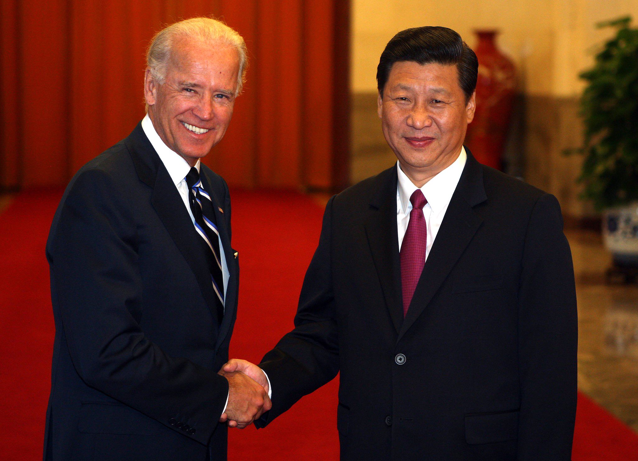 El entonces vicepresidente Joe Biden y Xi Jinping en 2011 (Quirky China/Shutterstock)