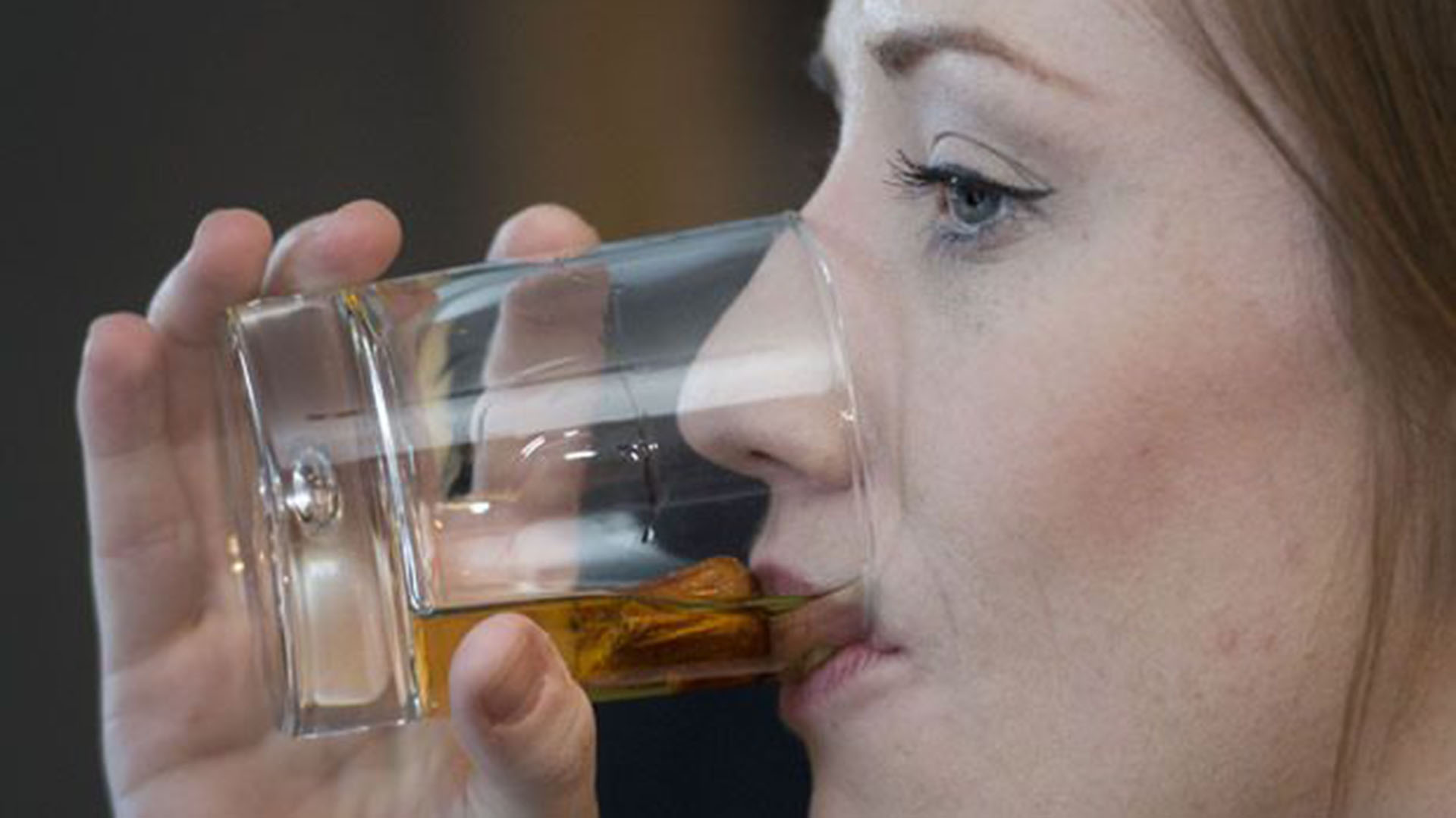 Muchas mujeres usan el alcohol para automedicarse y sobrellevar el estrés y la ansiedad.