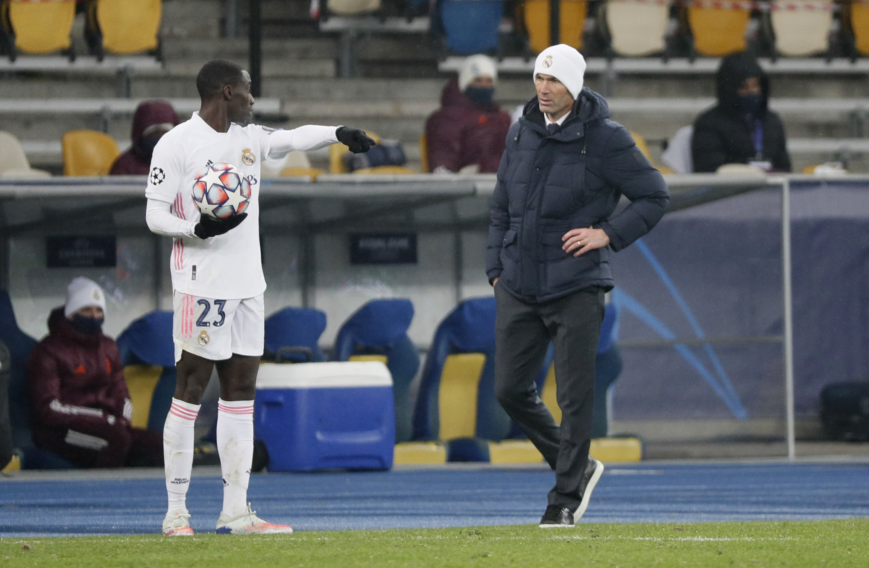 El entrenador Zinedine Zidane y Ferland Mendy (Reuters)