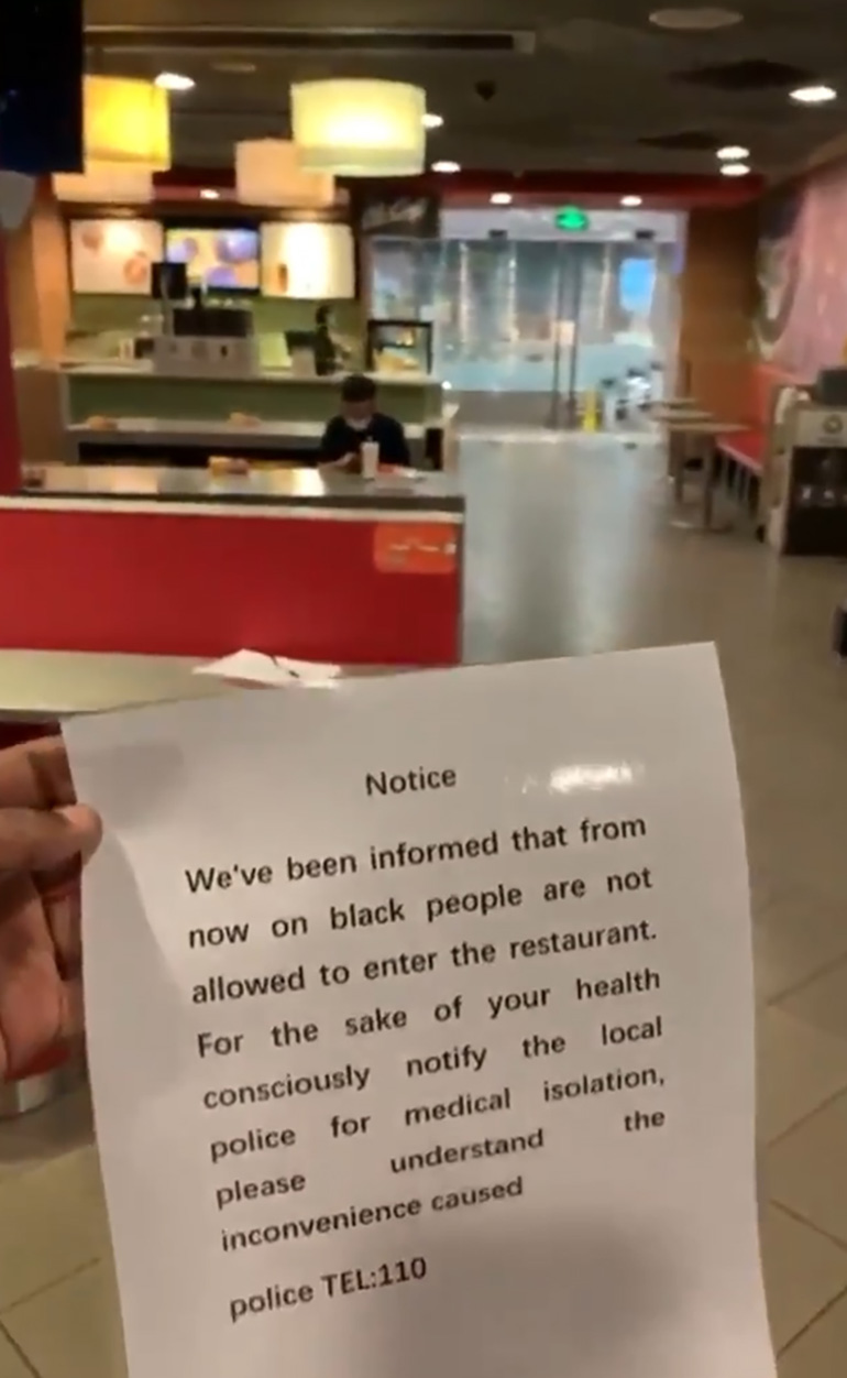 "No se permite a los negros entrar en el restaurante", reza el brutal y contundente mensaje colocado en un local de comidas rápidas, que luego se disculpó por lo ocurrido