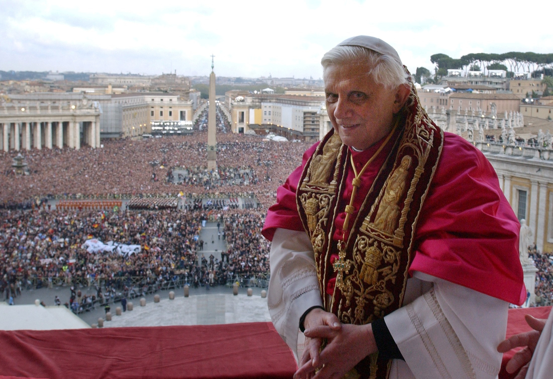 FOTO DE ARCHIVO: El Papa Benedicto XVI, Cardenal Joseph Ratzinger de Alemania, aparece en un balcón de la Basílica de San Pedro en el Vaticano tras ser elegido por el cónclave de cardenales, 19 de abril de 2005 (REUTERS)