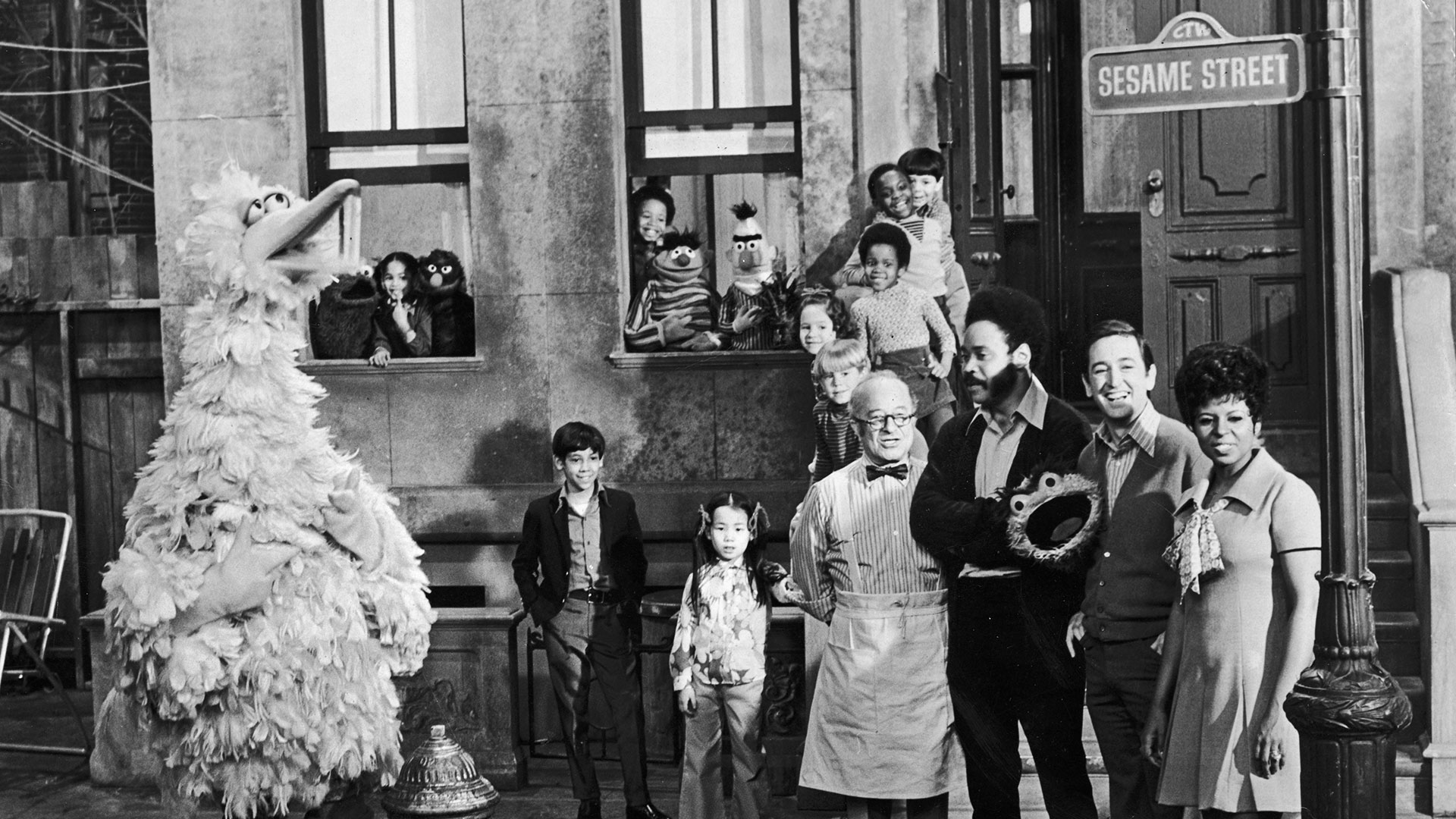 Circa 1969: Cast members of the TV show 'Sesame Street' pose on set with some of the puppet characters.  From left to right: Will Lee (1908 - 1982), Matt Robinson (1937 - 2002), Bob McGrath and Loretta Long with (from left to right) Big Bird, Cookie Monster, Grover, Ernie, Bert and Oscar the Grouch.  (Photo by the Hulton Archive/Getty Images)