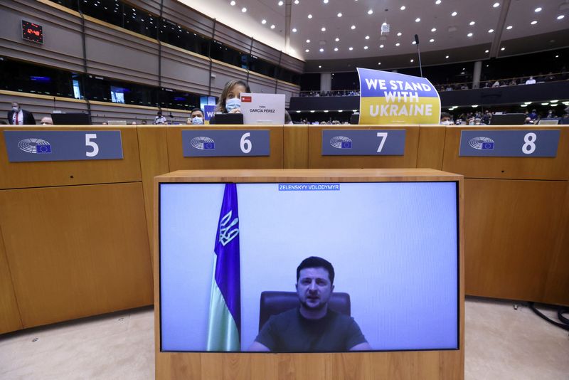 El presidente ucraniano Volodimir Zelenski se dirige a la sesión especial del Parlamento Europeo, desde una pantalla, para debatir su respuesta a la invasión rusa de Ucrania, en Bruselas, Bélgica (REUTERS/Yves Herman)