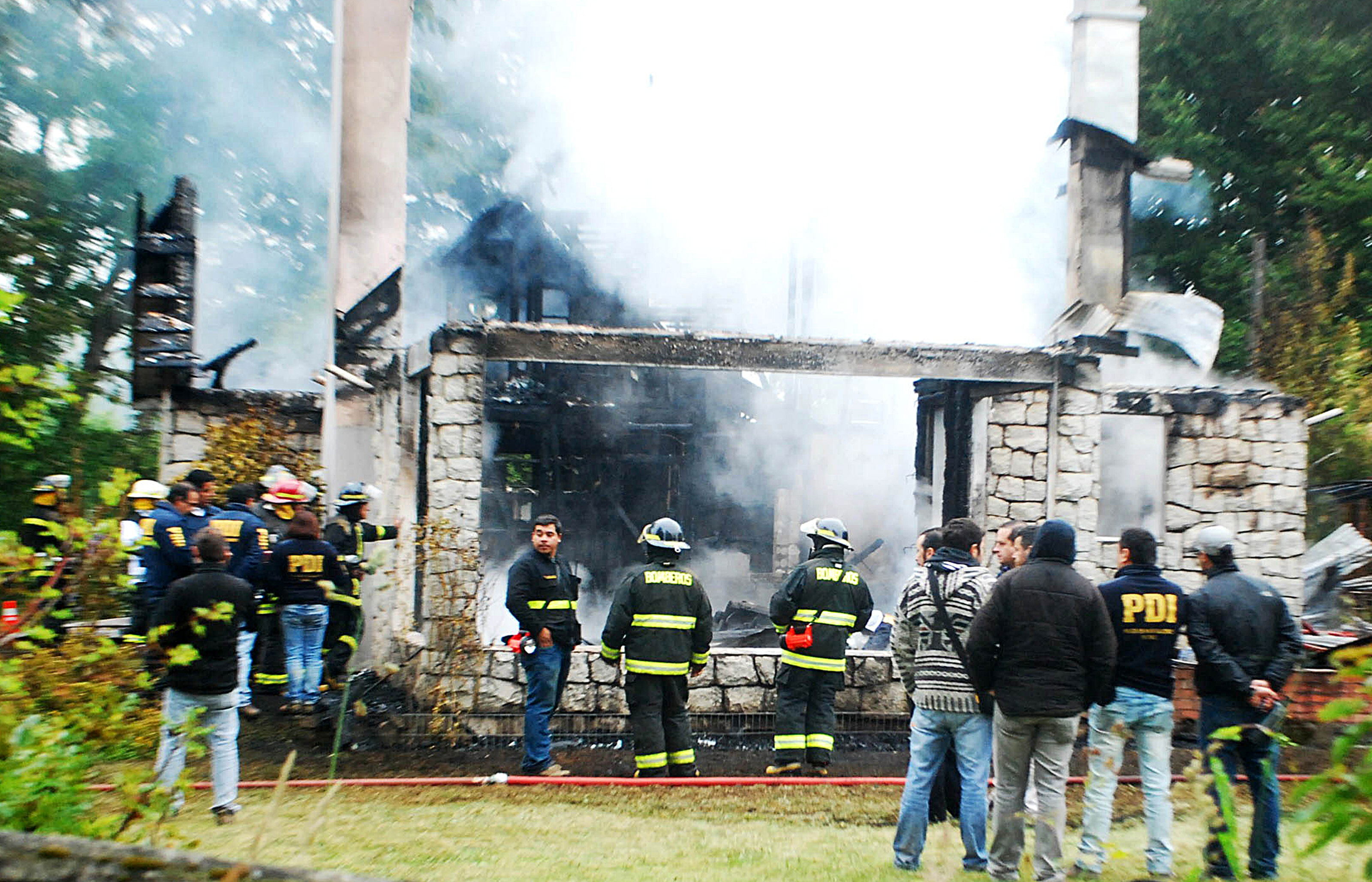 En el sur de Chile son frecuentes los ataques incendiarios a maquinaria y predios, por parte de supuestos miembros de la etnia mapuche. En la imagen un registro de archivo de uno de estos incendios, en Temuco (EFE/Héctor Andrade)