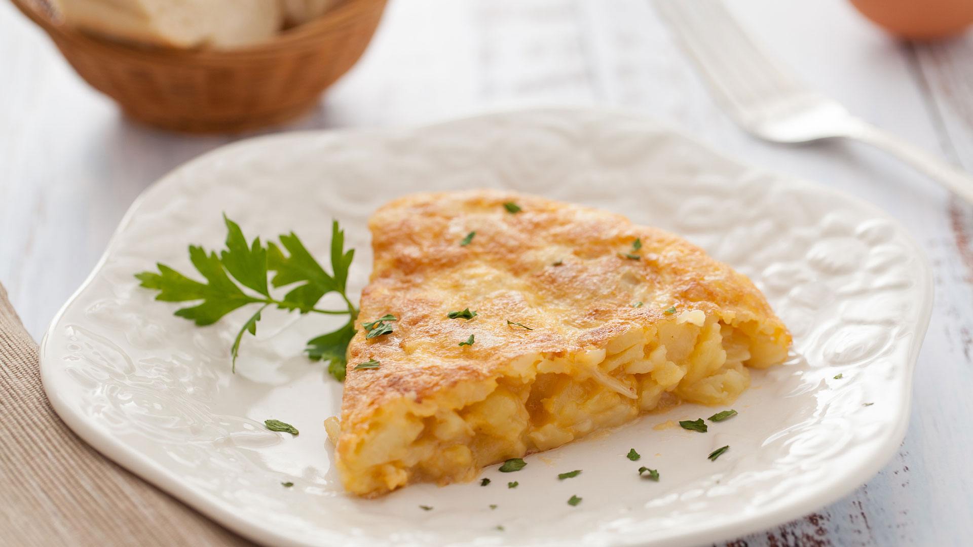 Si bien la cebolla le da un toque especial a la tortilla de papas, muchos prefieren no incluirla por su potente sabor (Gettyimages)