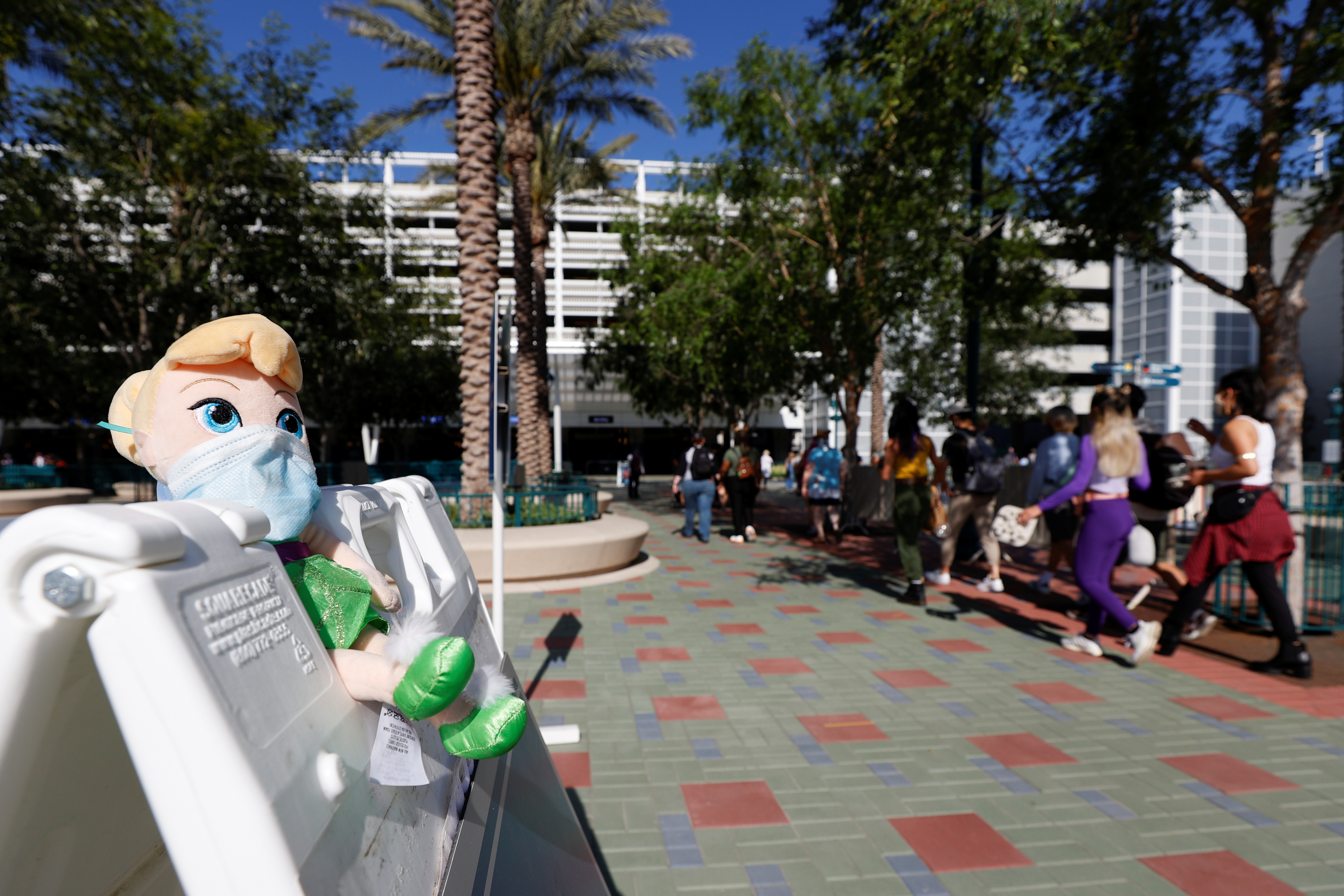 Un juguete de Campanita lleva una mascarilla en el exterior del parque Disneylandia el día de su reapertura (REUTERS/Mario Anzuoni)