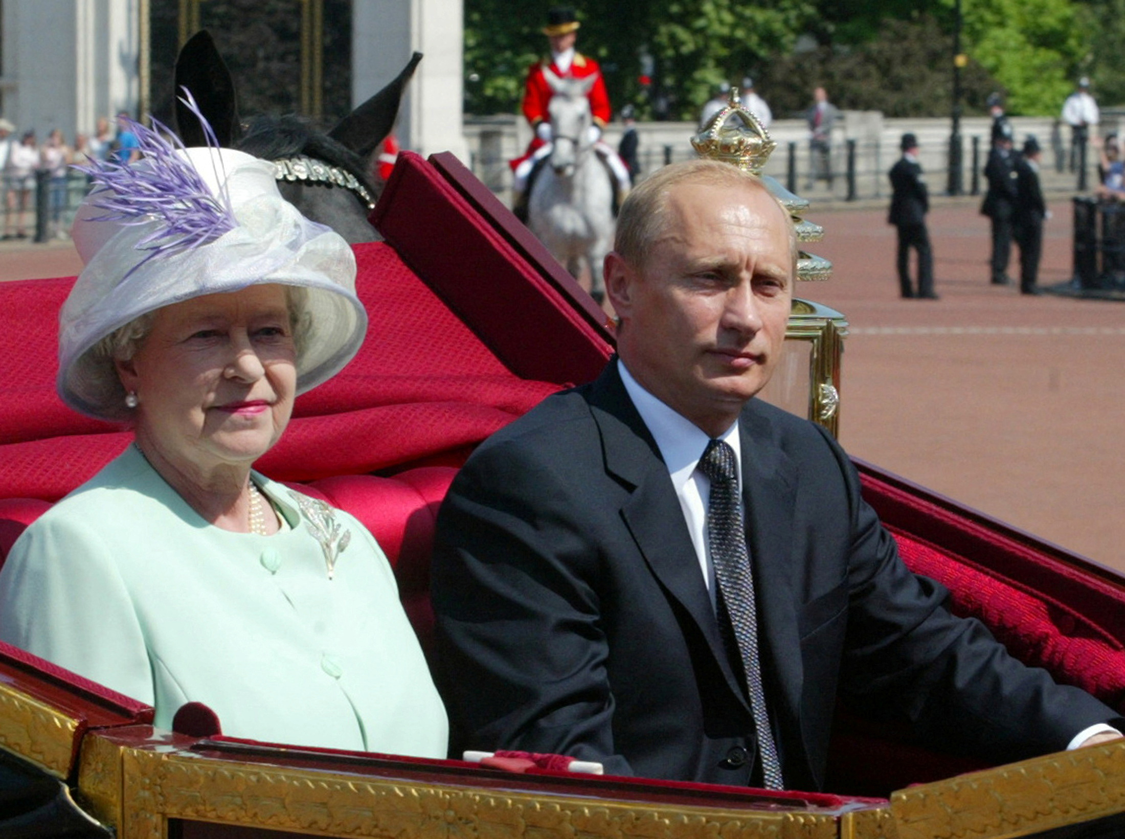 Un carruaje que transportaba a la reina Isabel II de Gran Bretaña y al presidente ruso, Vladimir Putin