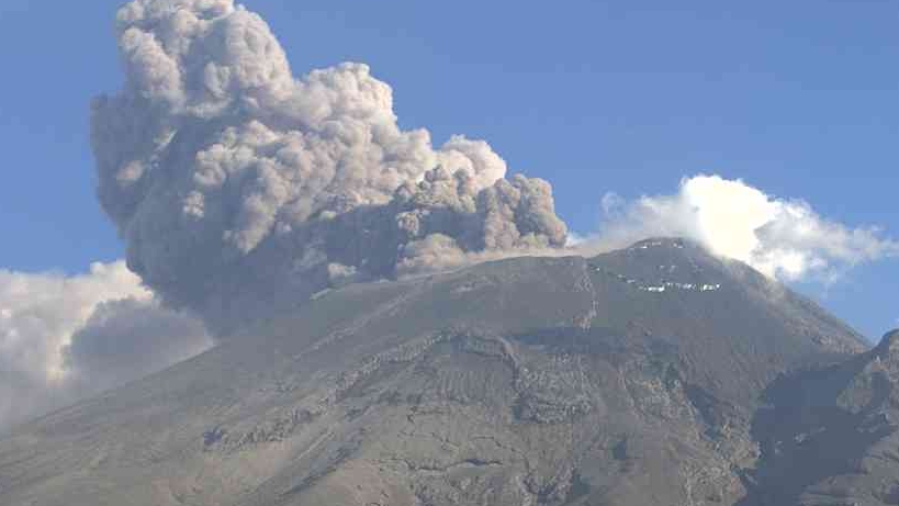 A qué huele el volcán Popocatépetl; tiktoker que subió pese restricciones lo explica