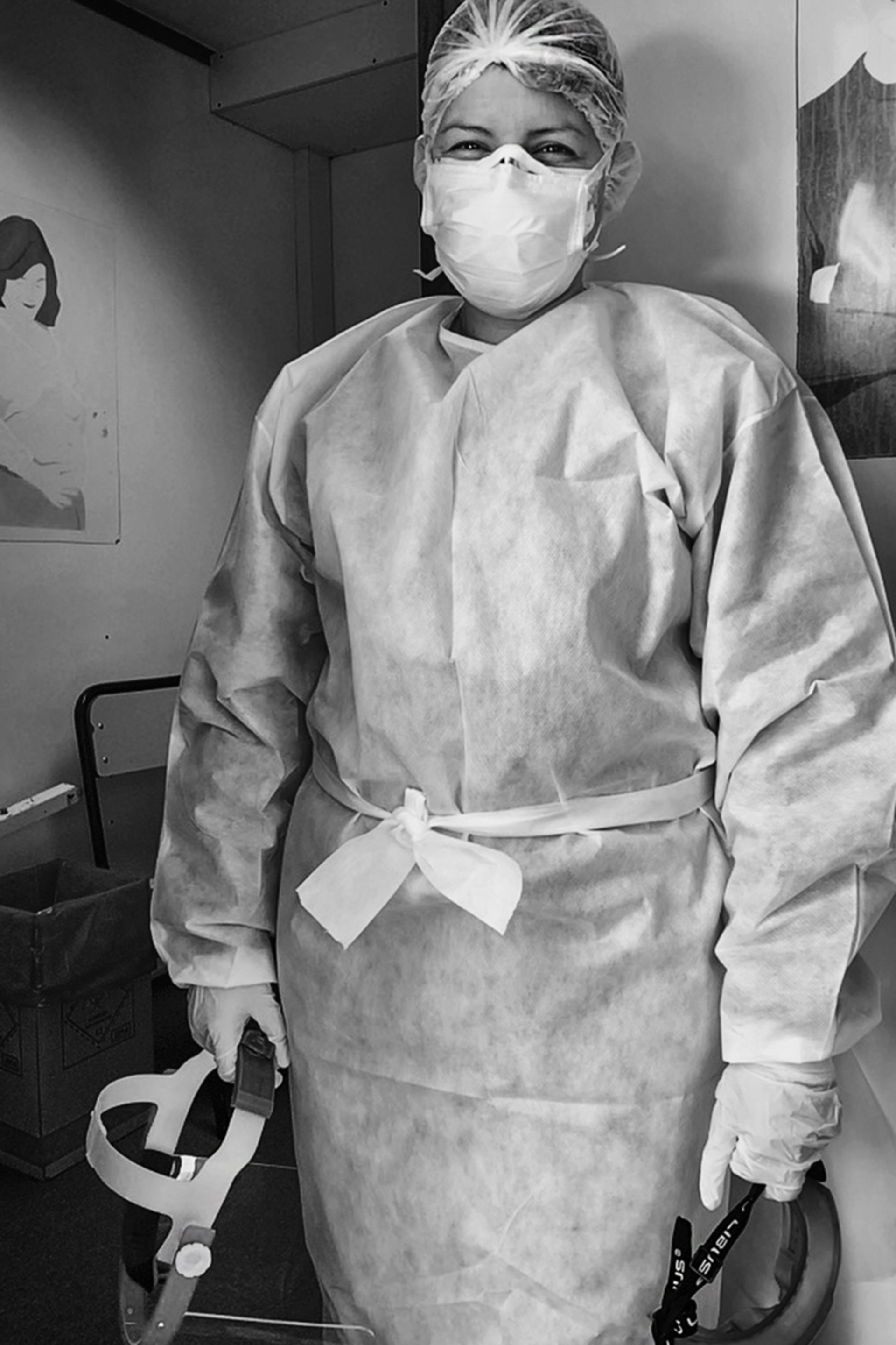 Marcela Ortiz, también es enfermera y es la encargada de tomar las muestras de los hisopados en pacientes sospechosos de estar infectados (Gabriel Rocca)