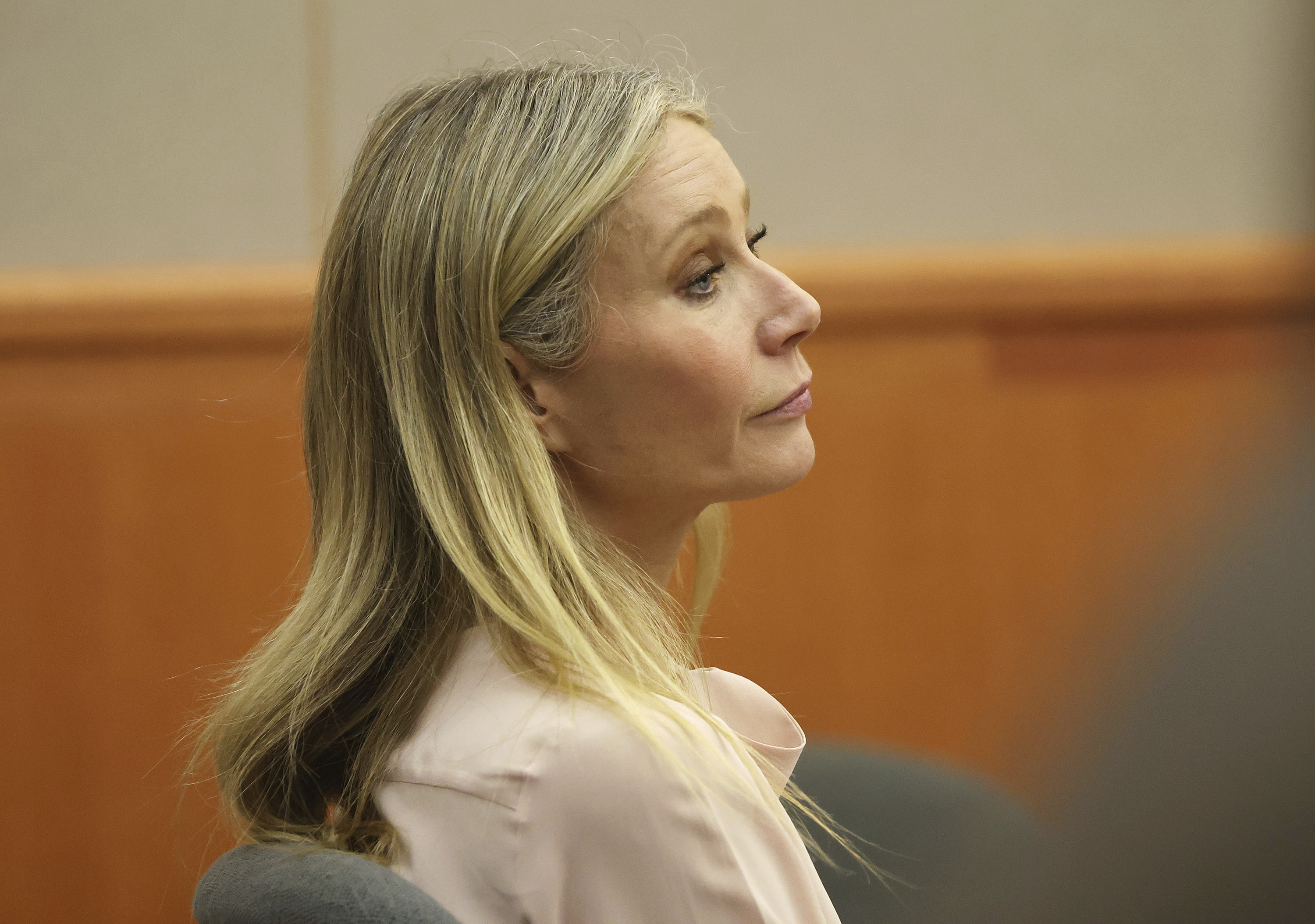 Gwyneth Paltrow escucha en la corte durante su juicio   (Jeffrey D. Allred/The Deseret News vía AP, Pool)