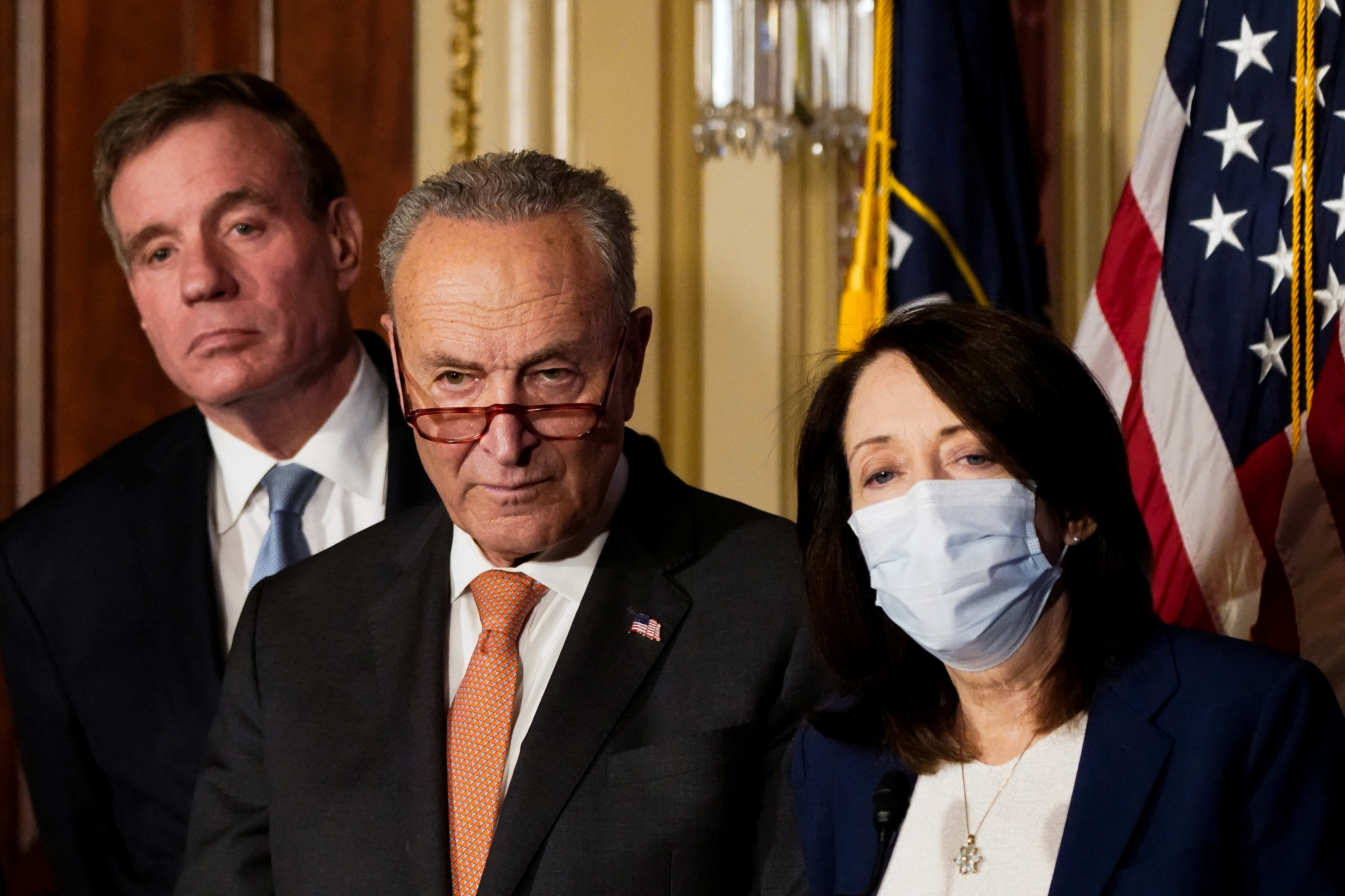 El líder de la mayoría del Senado de EE. UU., Chuck Schumer (D-NY), escucha a la senadora de EE. UU. Maria Cantwell (D-WA) hablar durante una conferencia de prensa después de que el Senado de EE. UU. aprobara una legislación para subsidiar la industria nacional de semiconductores (REUTERS/Elizabeth Frantz)
