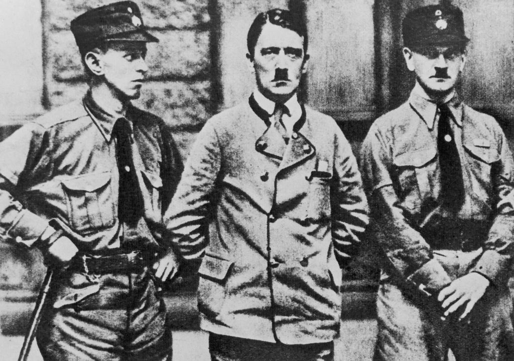 Adolf Hitler con dos miembros del partido en 1923 (Three Lions/Hulton Archive/Getty Images)