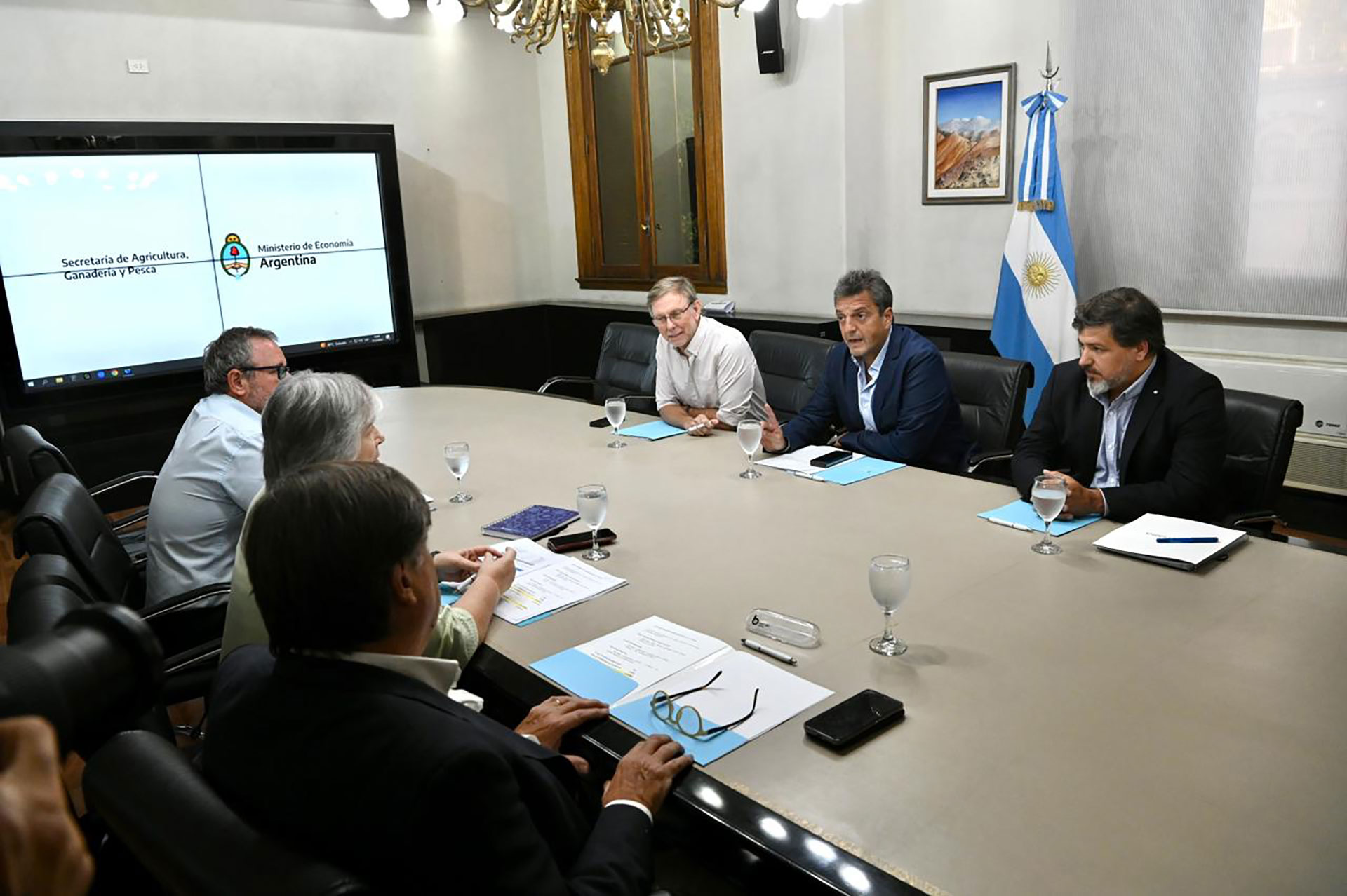 Sergio Massa junto a autoridades de la Secretaría de Agricultura y del Senasa donde se definieron medidas para controlar la enfermedad 