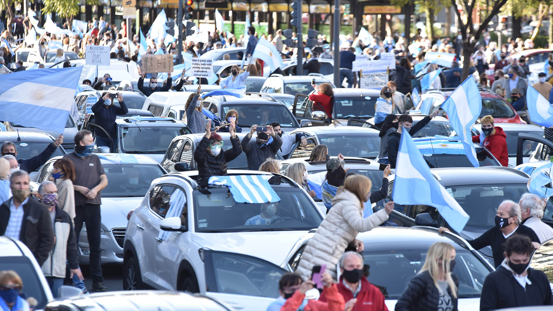 Los autos se colocaron en fila y tocando bocina, cerrando el paso por la Avenida 9 de julio, Cerrito y Carlos Pellegrini.