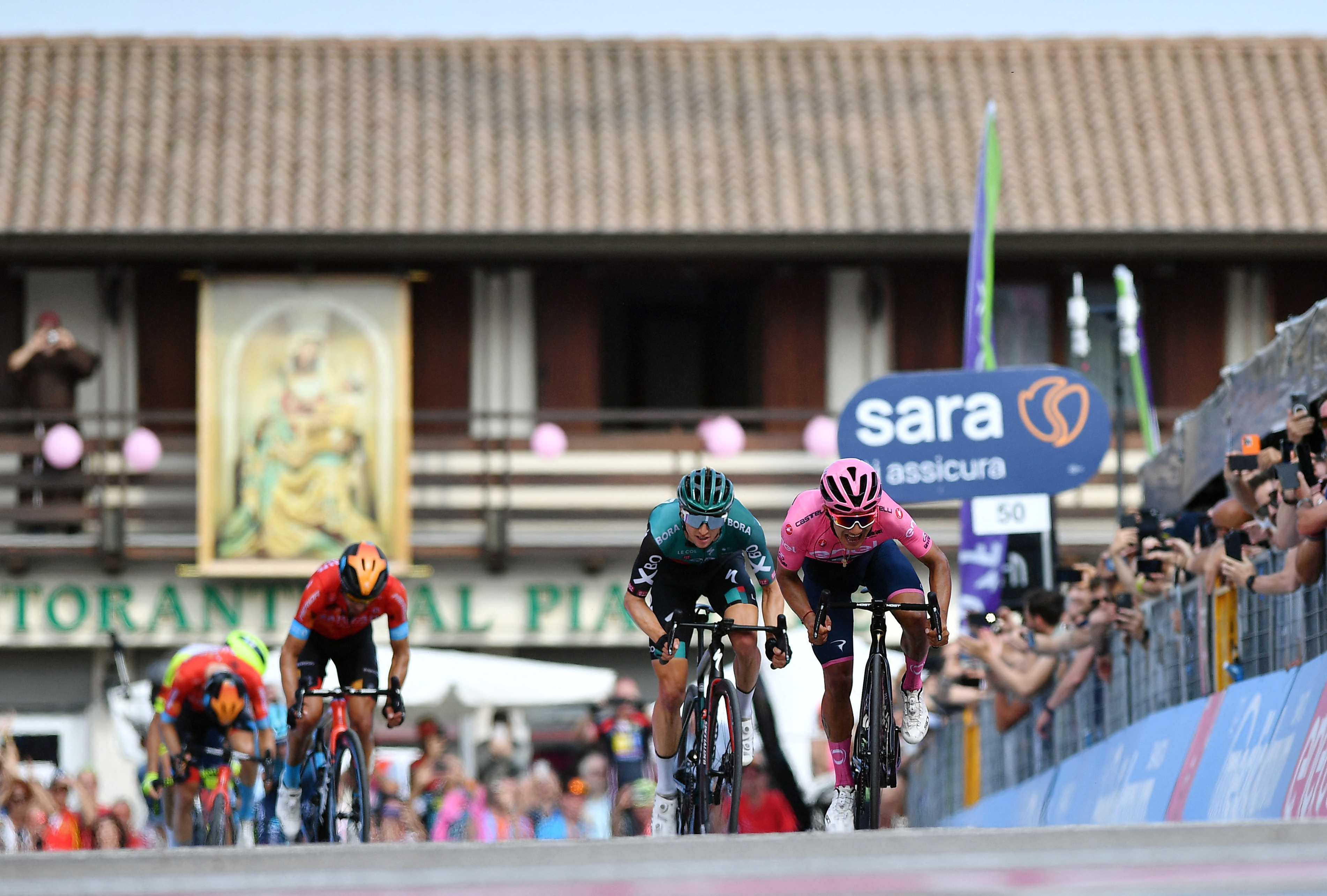 Ciclismo - Giro d'Italia - etapa 19 - Marano Lagunare a Santuario di Castelmonte, Italia - 27 de mayo de 2022 Richard Carapaz de INEOS Grenadiers en acción al final de la etapa 19 REUTERS/Jennifer Lorenzini