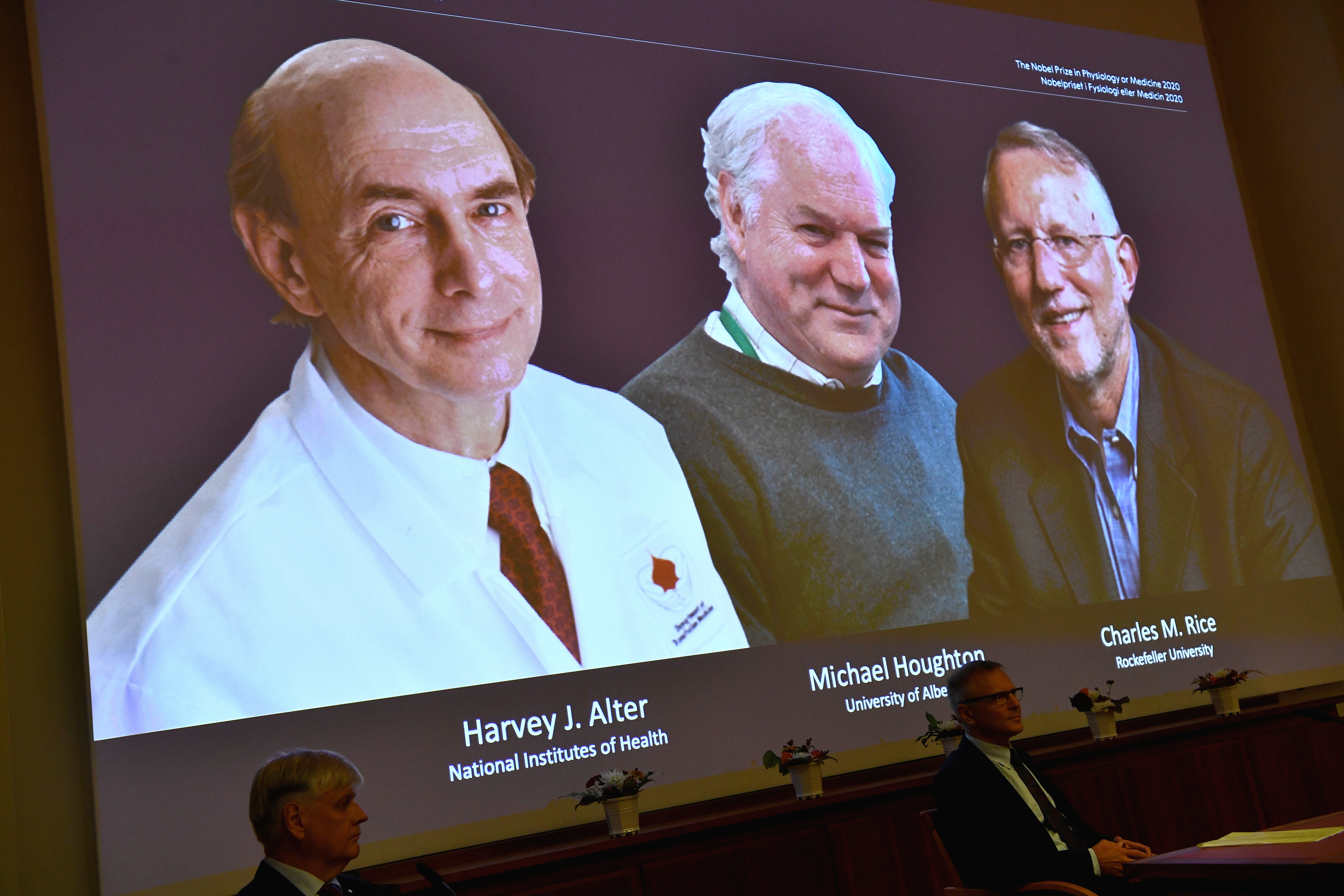 El doctor Harvey Alter recibió el Nobel de Medicina en 2020, pocas semanas después de cumplir 85 años, hoy sigue trabajando en la investigación de la hepatitis C (Reuters)

