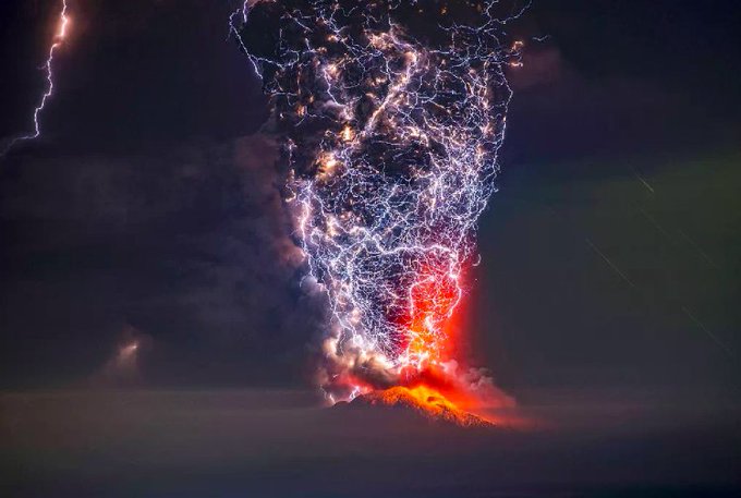 Francisco Negroni gano el premio "Siena International Photo Awards 2018", por esta foto del Volcán Calbuco, también en Chile.