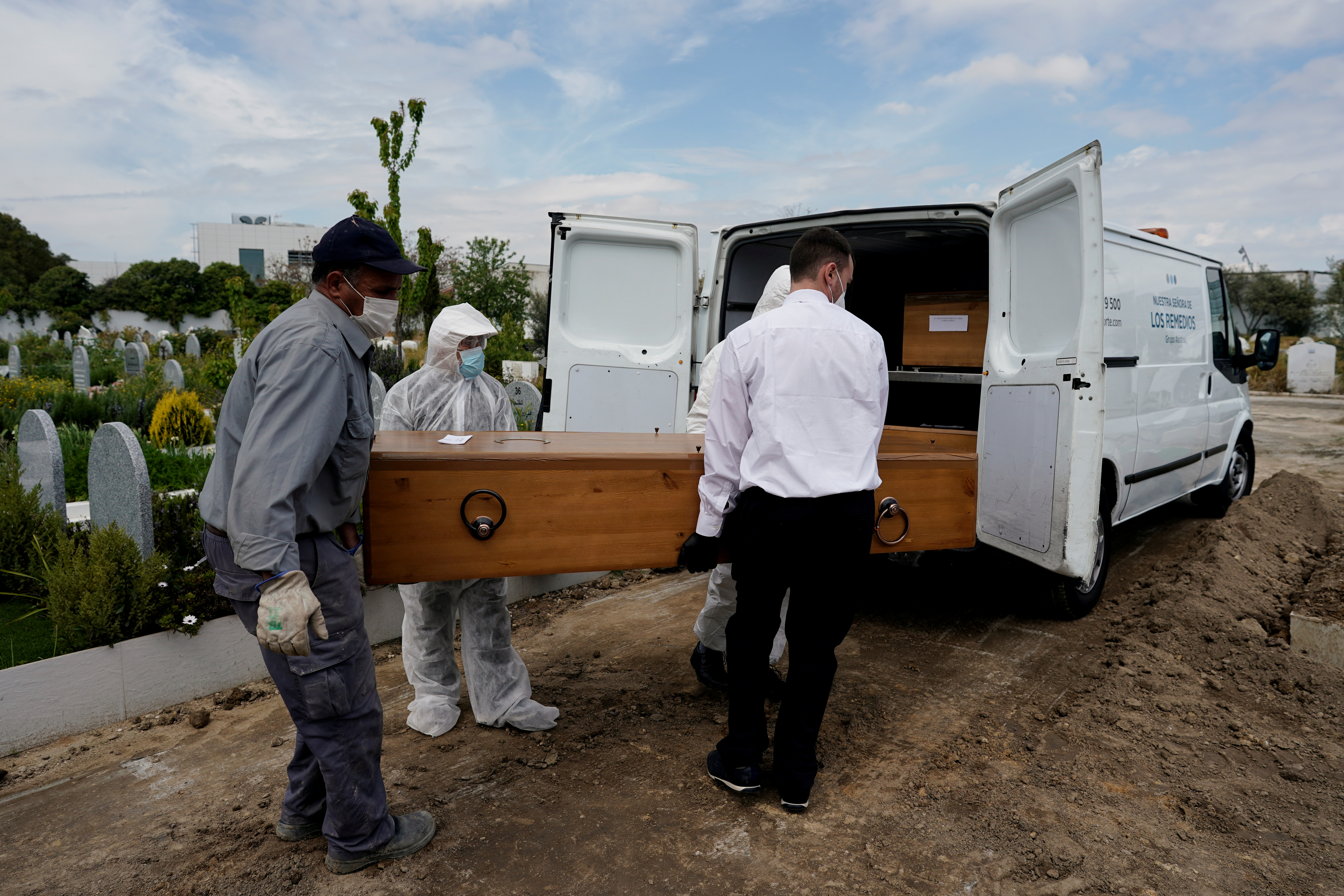 El entierro de una víctima de covid en el cementerio musulmán de Grinon, España, en una foto del 8 d abril de 2020 (REUTERS/Juan Medina/archivo)