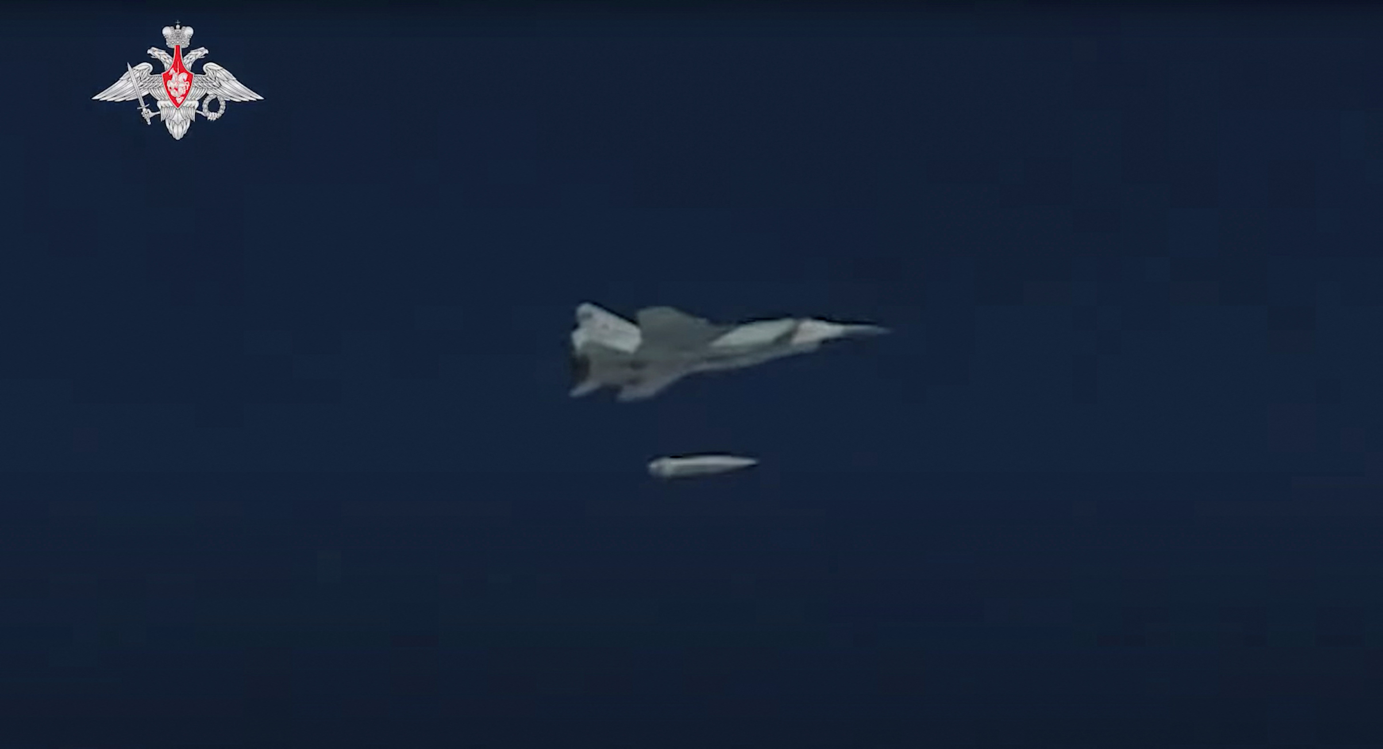 Un avión de caza ruso MiG-31 dispara un misil hipersónico Kinzhal (REUTERS)
