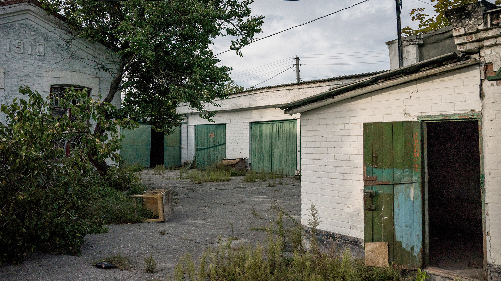 Edificios en los terrenos de la clínica médica en Izyum, Ucrania. Ambos regresaron al lugar dos meses después de lo ocurrido. Foto para The Washington Post por Wojciech Grzedzinski
