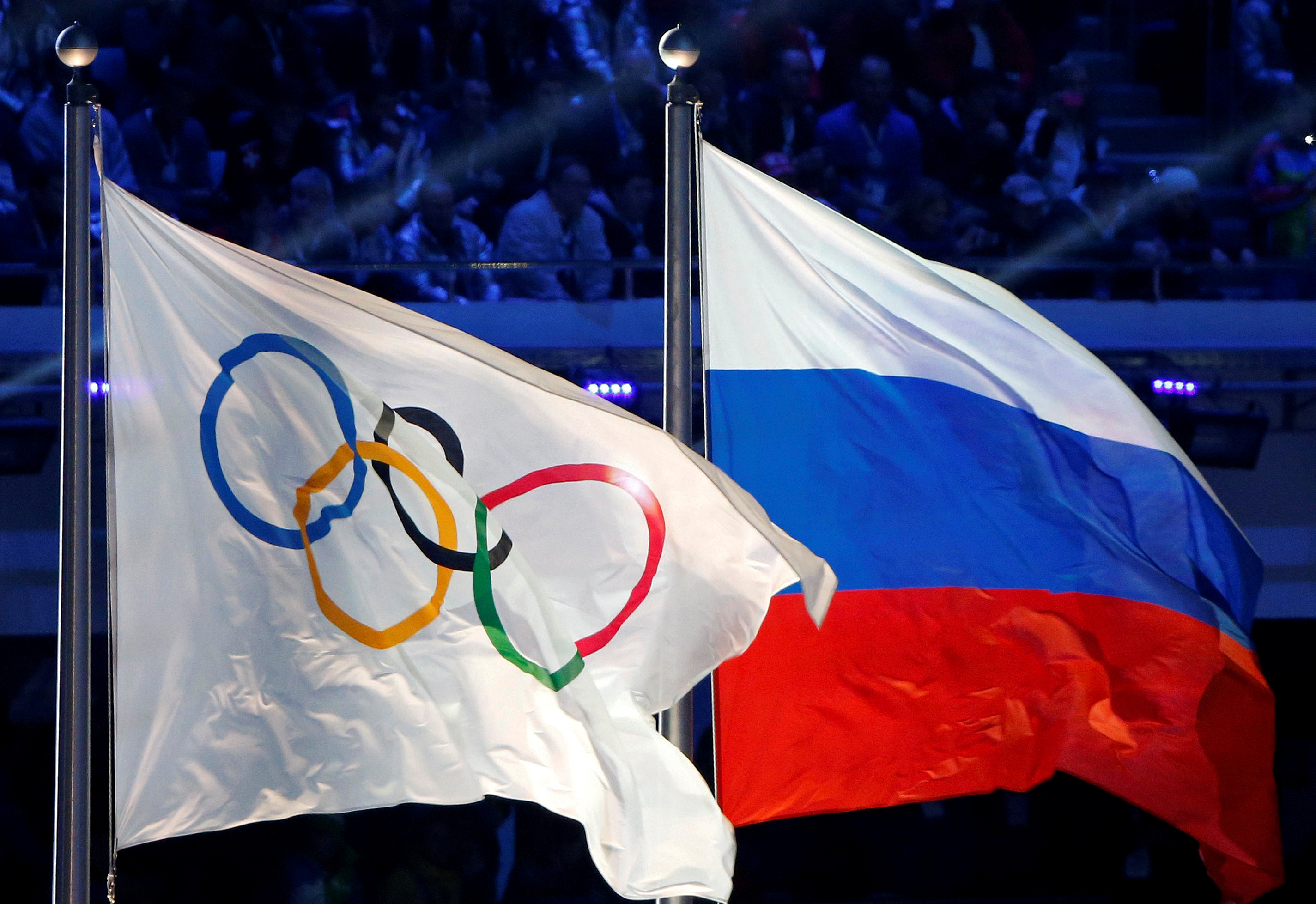 FOTO DE ARCHIVO: La bandera nacional rusa y la bandera olímpica se ven durante la ceremonia de clausura de los Juegos Olímpicos de Invierno de Sochi 2014
