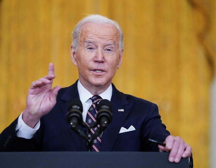 Biden condenó el ataque de Putin contra Ucrania y dijo que el mundo hará responsable a Rusia