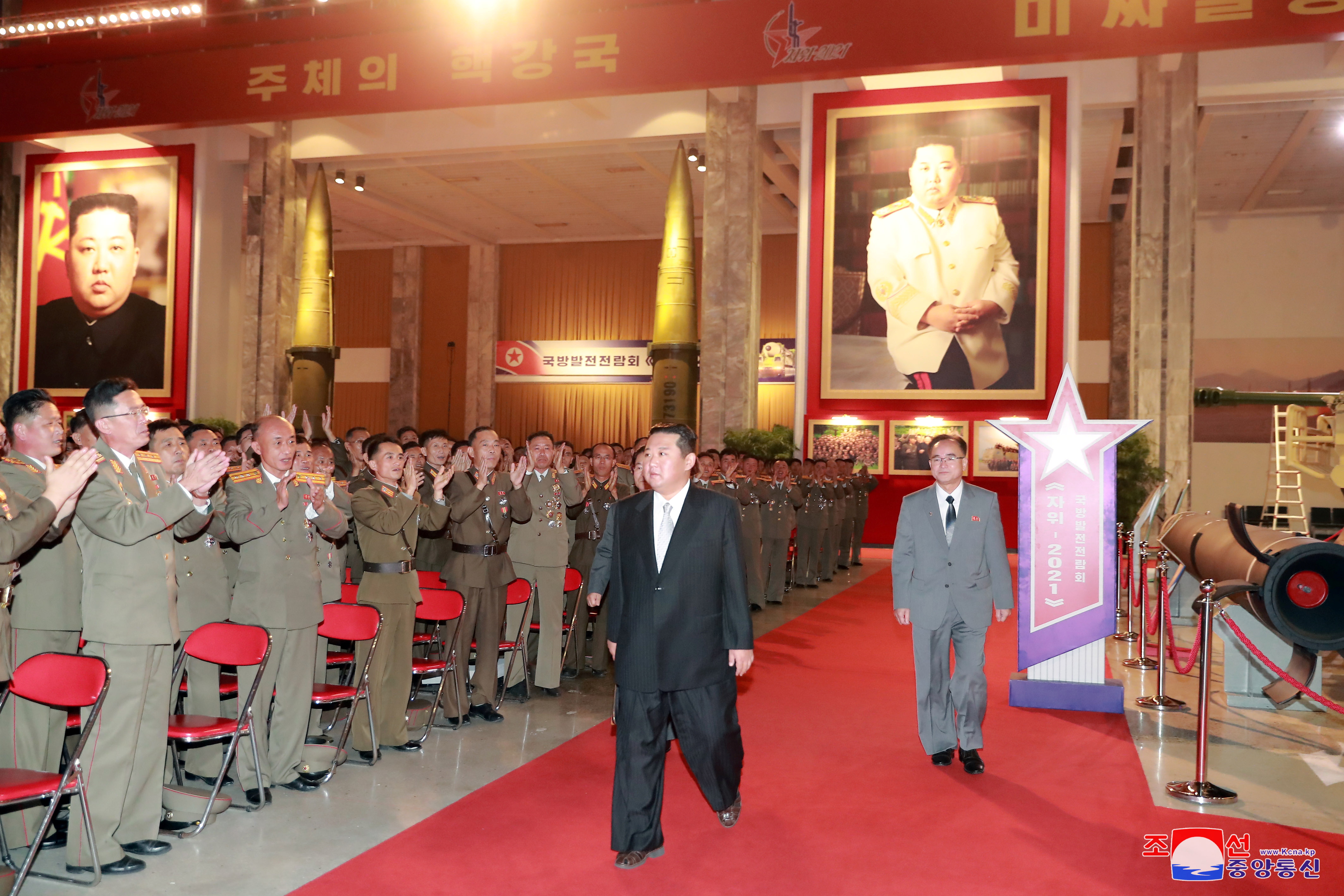 El líder norcoreano Kim Jong Un, en la Exposición de Desarrollo de la Defensa, en Pyongyang, Corea del Norte, en esta foto sin fecha publicada el 12 de octubre de 2021 por la Agencia Central de Noticias de Corea del Norte (KCNA).