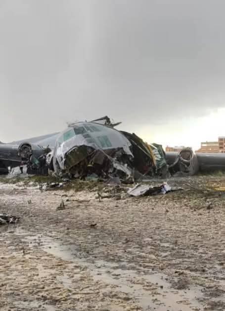 Al menos 15 muertos en el accidente aéreo en Bolivia: se estrelló un avión militar contra una carretera