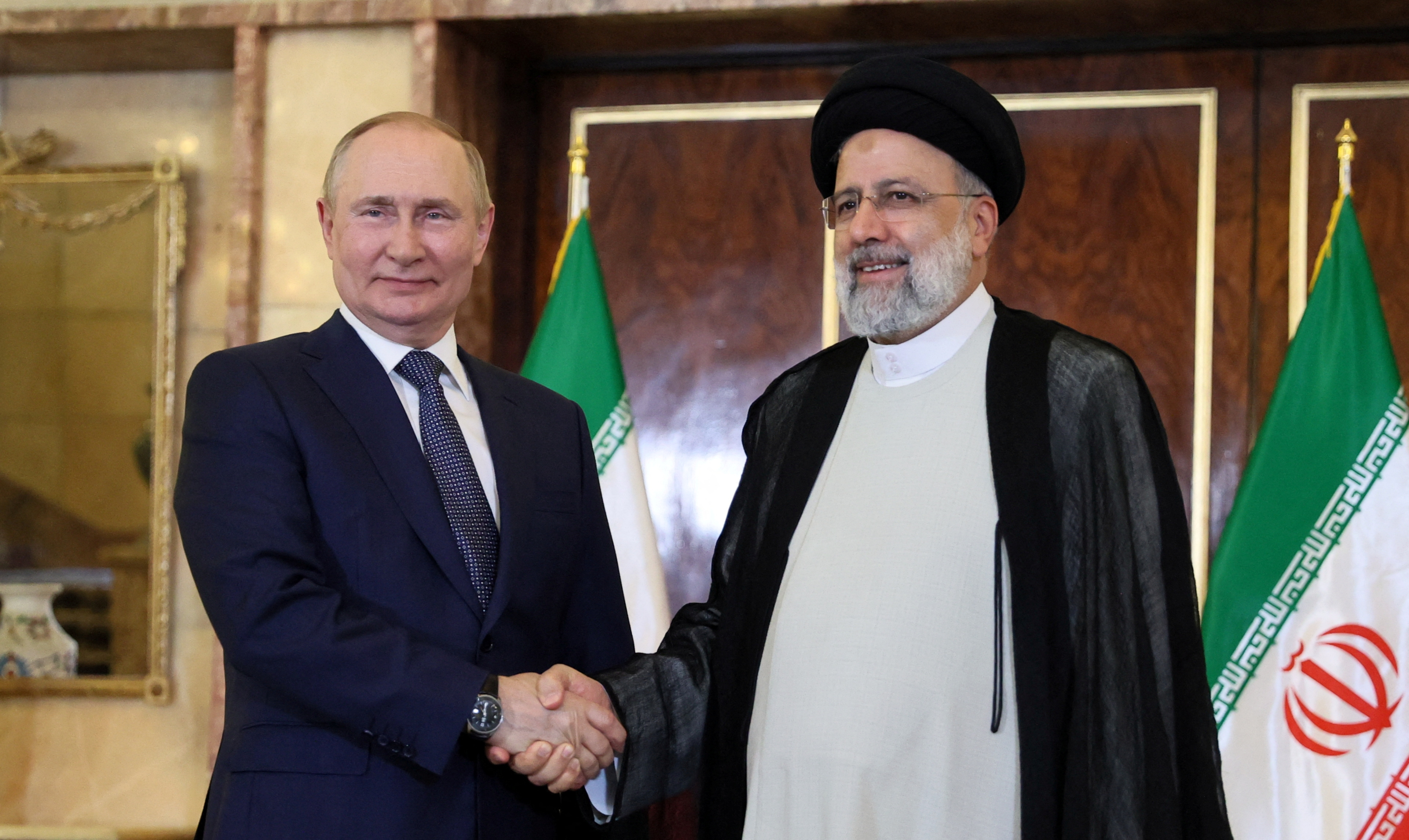 El presidente ruso, Vladímir Putin, estrecha la mano del presidente iraní, Ebrahim Raisi, durante una reunión en Teherán, Irán, el 19 de julio de 2022 (Reuters)