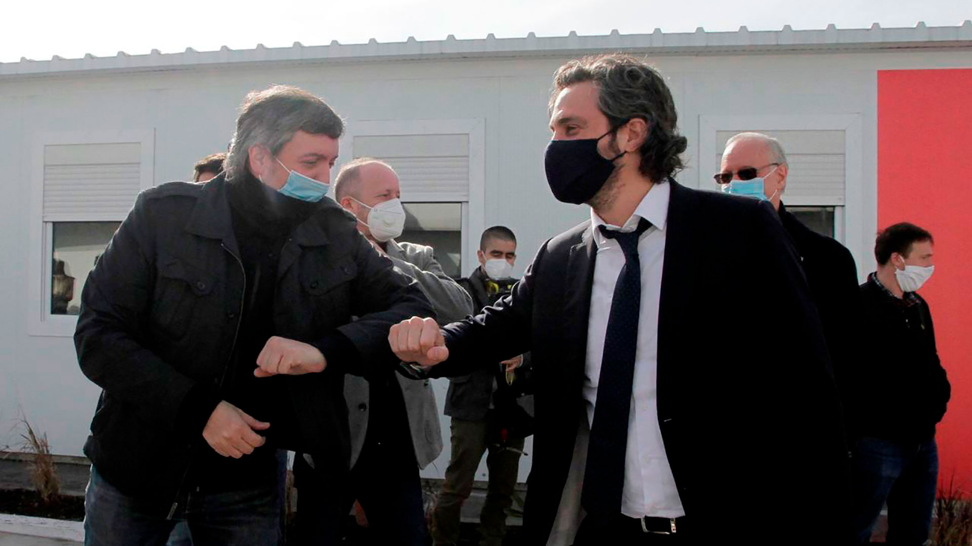 El saludo con el codo: una costumbre que se arraigó. En este caso, Máximo Kirchner y Santiago Cafiero