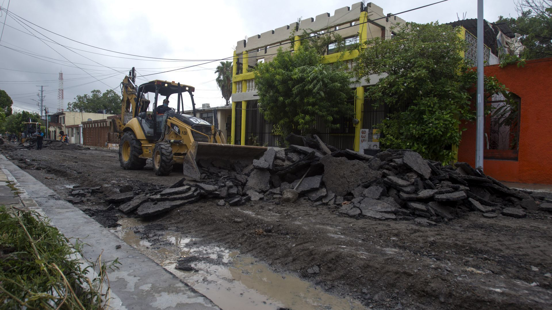 Se requirió del uso de maquinaria pesada para la remoción de escombros que quedaron en las calles de la ciudad.