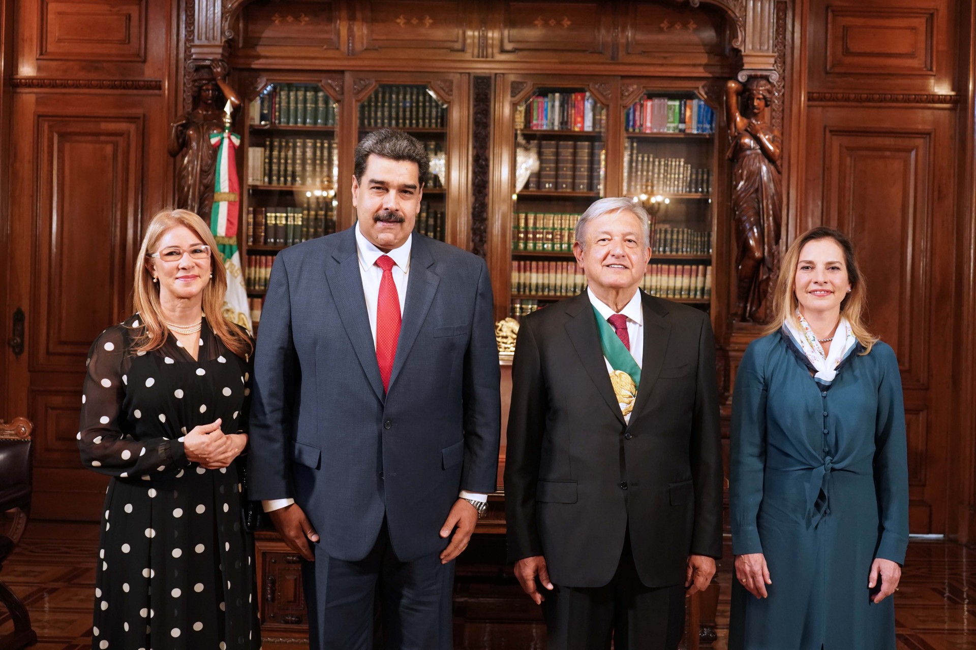 Nicolás Maduro y López Obrador durante la asunción del Presidente de México en el Palacio Nacional