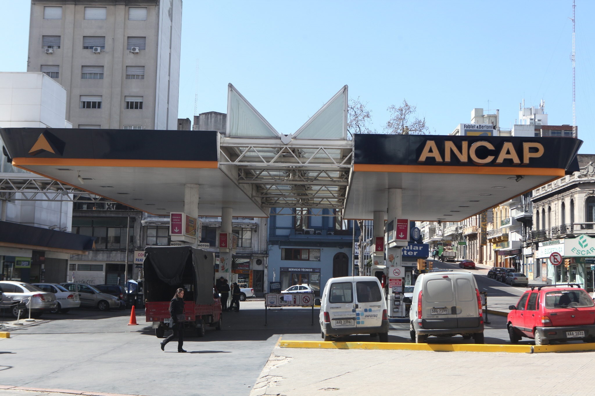 El Gobierno de Uruguay bajó el precio de dos combustibles