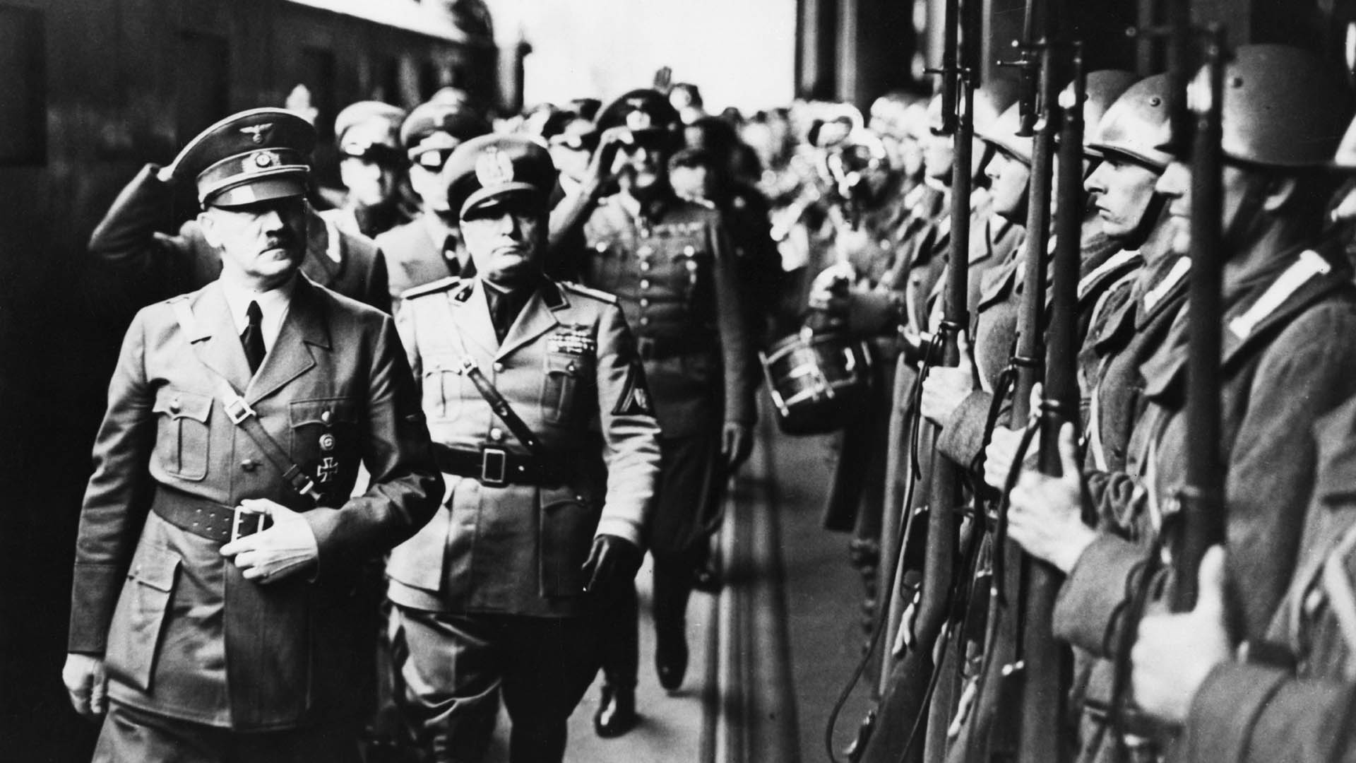 Adolf Hitler y Benito Mussolini revisan las tropas en Munich, antes de la conferencia que señalaría la partición de Checoslovaquia (Hulton-Deutsch/Hulton-Deutsch Collection/Corbis vía Getty Images)
