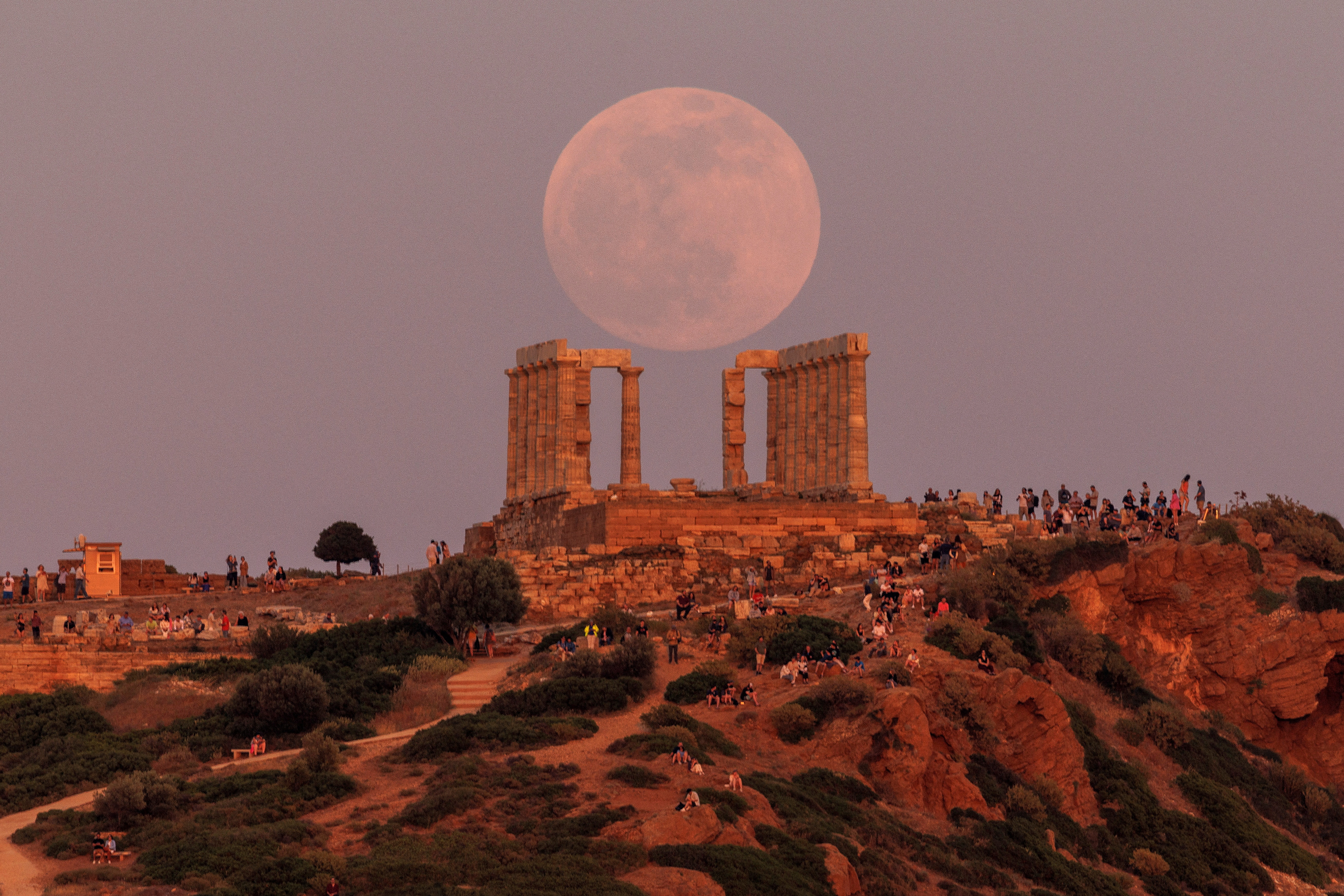 La Luna se eleva detrás del Templo de Poseidón, antes del eclipse lunar en el Cabo Sounion, cerca de Atenas, Grecia (REUTERS/Alkis Konstantinidis)