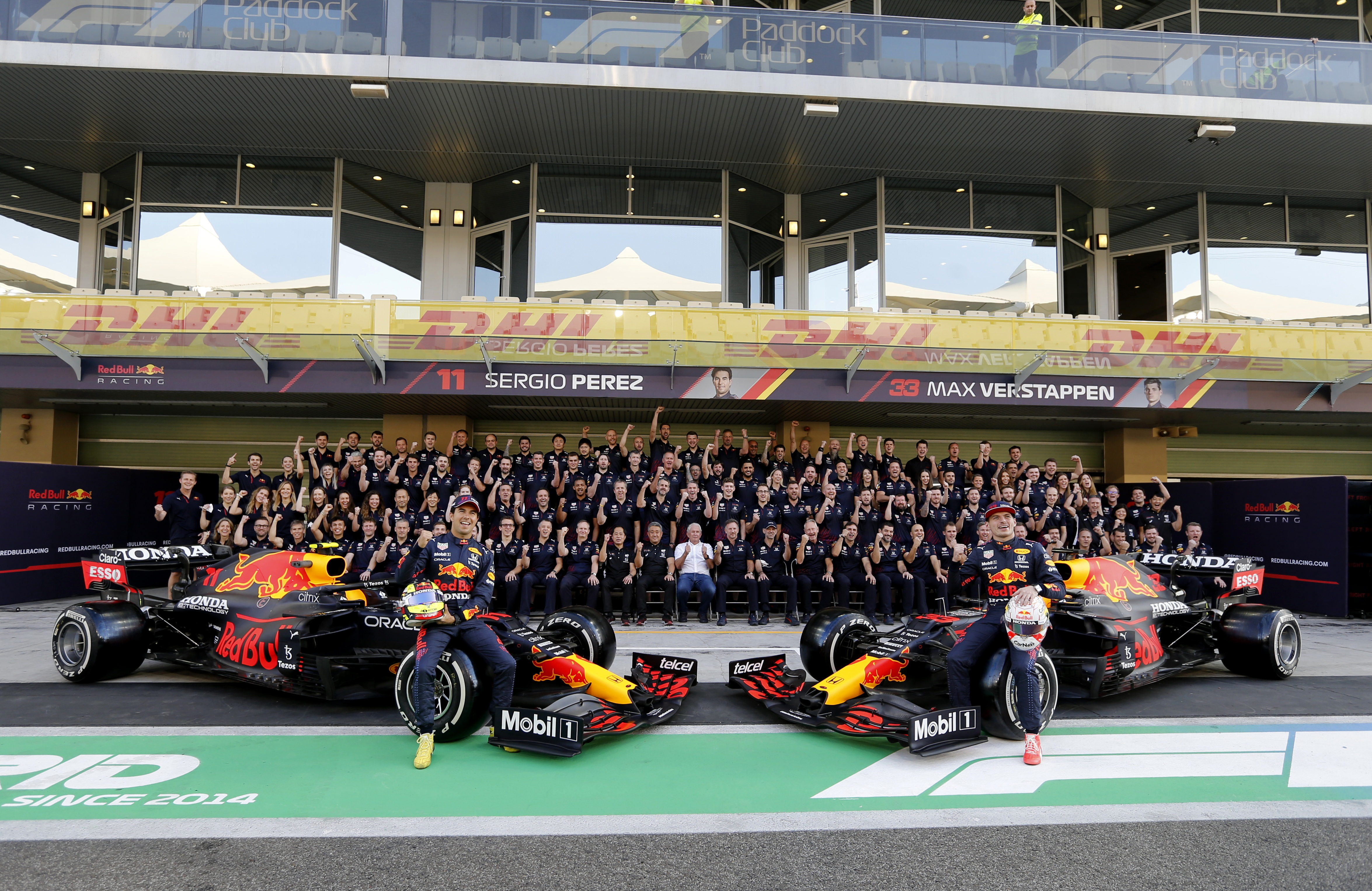 Red Bull Racing se tomó la foto de equipo antes del GP de Abu Dhabi 2021 (Foto: REUTERS/Hamad I Mohammed)