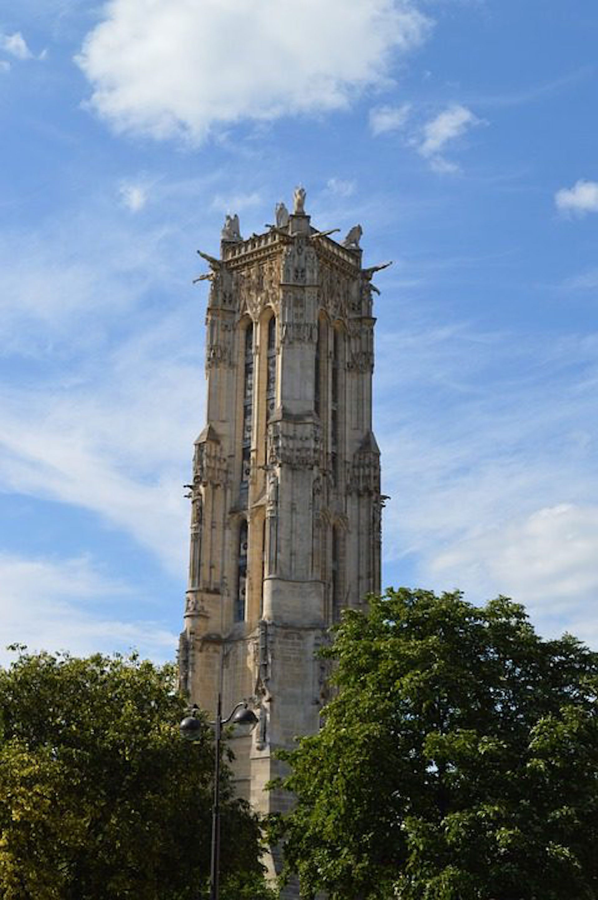 La torre de Saint Jacques es todo lo que queda de una iglesia medieval llamada Eglise Saint-Jacques-de-la-Boucherie, que fue destruida en 1797 durante los turbulentos años de la Revolución Francesa


