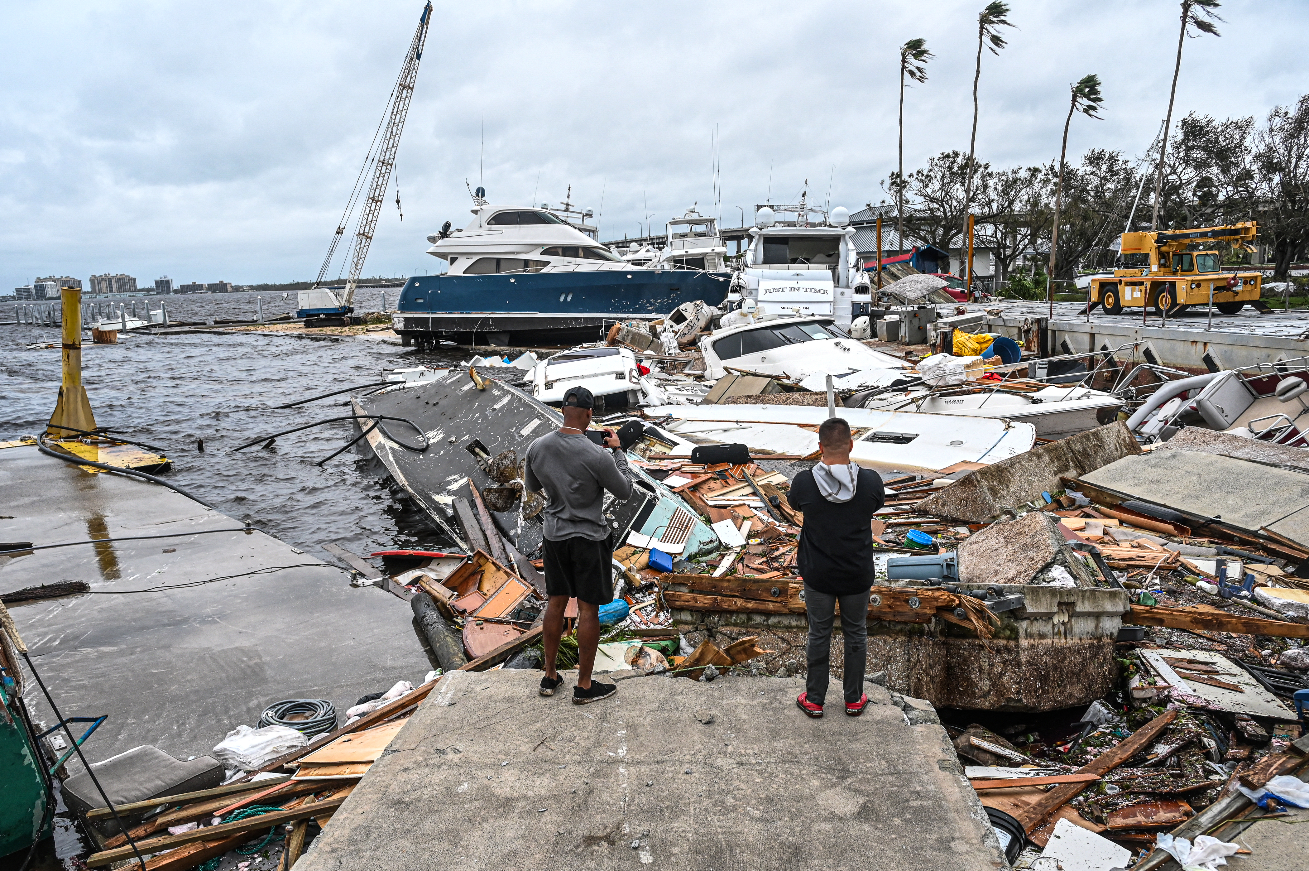 Los barcos quedan varados en la costa después del huracán Ian en Fort Myers, Florida, el 29 de septiembre de 2022. (Giorgio VIERA / AFP)
