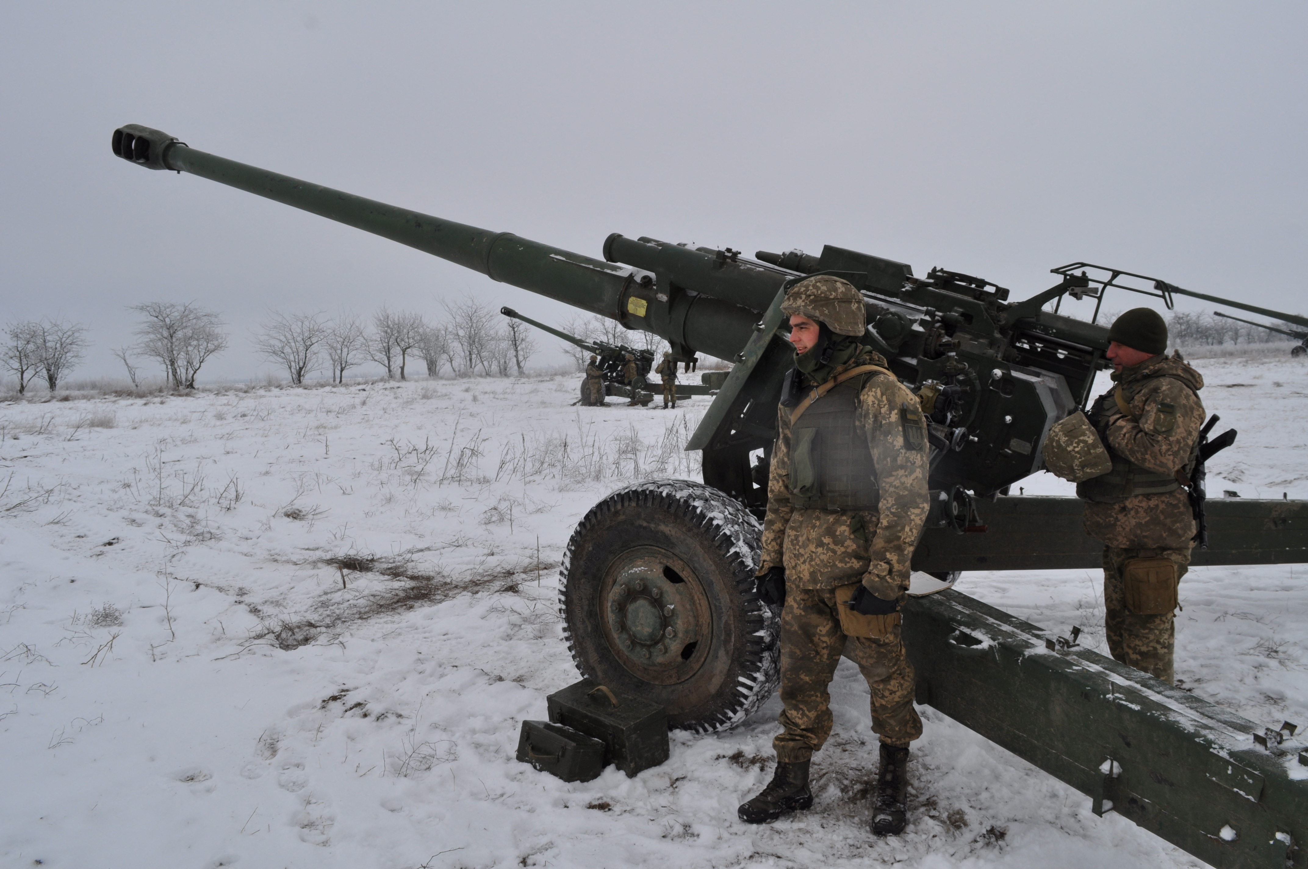 Soldados ucranianos practitioner with a cain artillera anti area (Reuters)