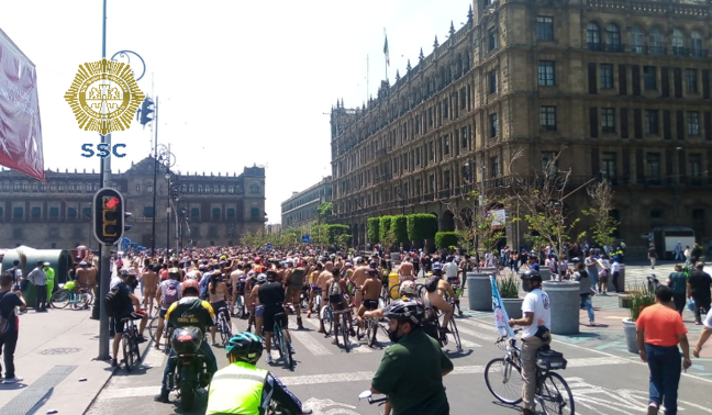 Rodada nudista de ciclistas en Ciudad de México. Foto: Twitter @OVIALCDMX