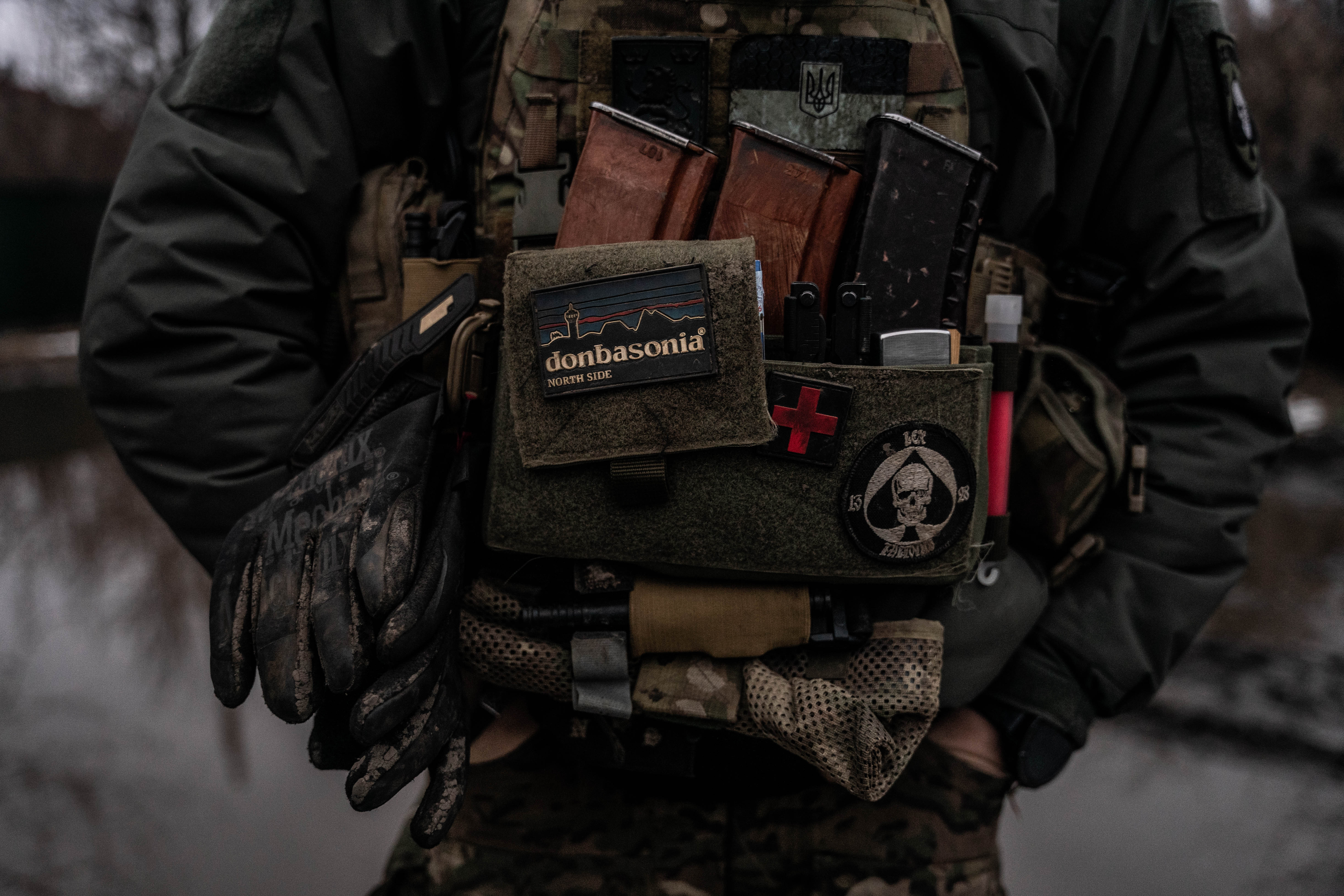 "Donbasonia", uno de los parches mas preciados y difícil de conseguir, utilizado por un miembro de la brigada 28 en la region del Donbas