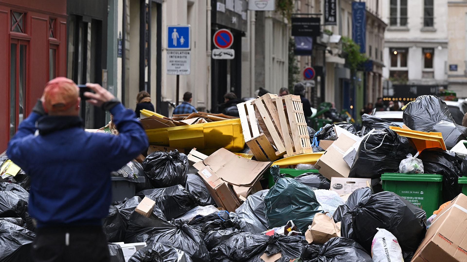Además de los recolectores, también están paradas tres plantas de incineración a las puertas de la capital francesa, lo que explica que en algunos barrios, las bolsas ocupen toda la acera. (Foto por Stefano RELLANDINI / AFP)