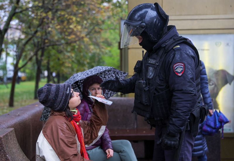 Un policía ruso comprueba un documento durante una manifestación en Moscú REUTERS/ARCHIVO